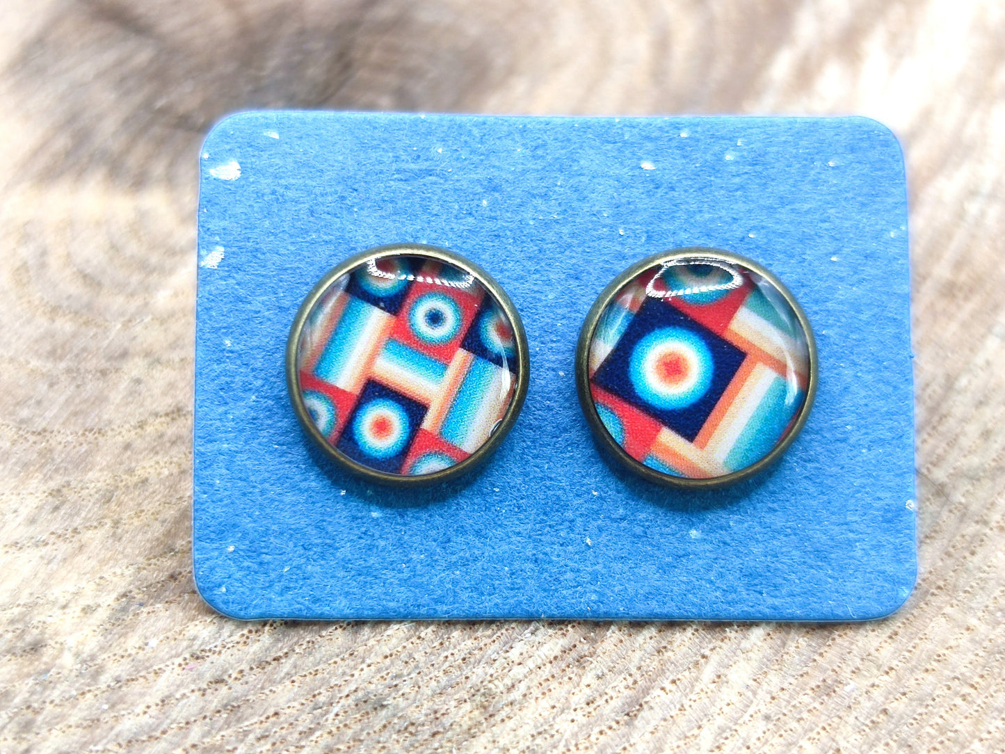 Clous d'oreille, cabochon de 10mm de diamètre en résine sur imprimé, motif asymétrique, fait main