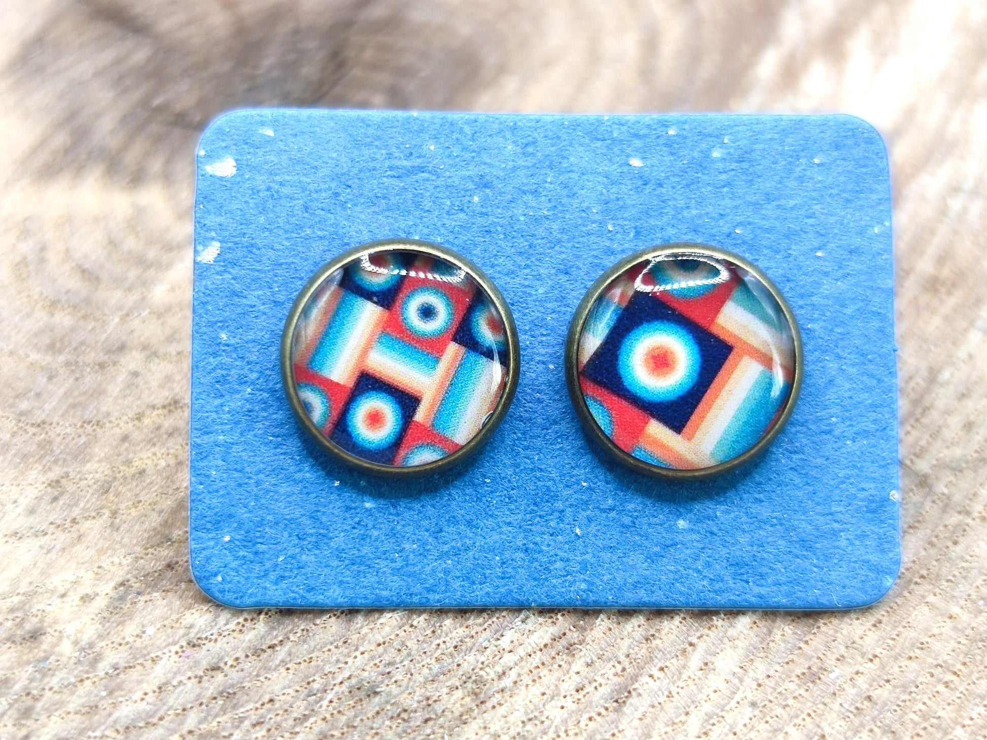 Clous d'oreille, cabochon de 10mm de diamètre en résine sur imprimé, motif asymétrique, fait main