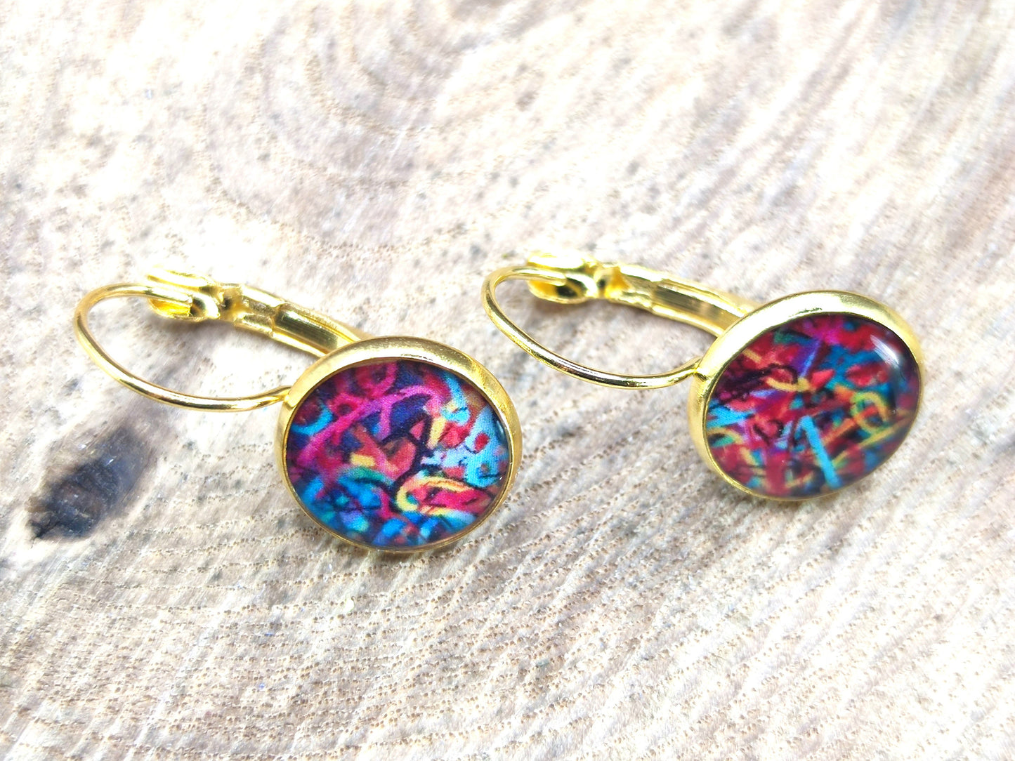 Boucles d'oreille de 12mm de diamètre en résine sur imprimé, motif asymétrique, fait main