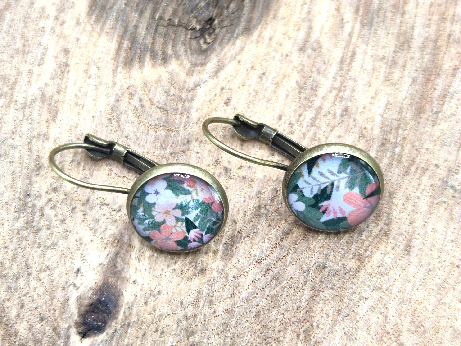 Boucles d'oreille de 12mm de diamètre en résine sur imprimé, motif asymétrique, fait main