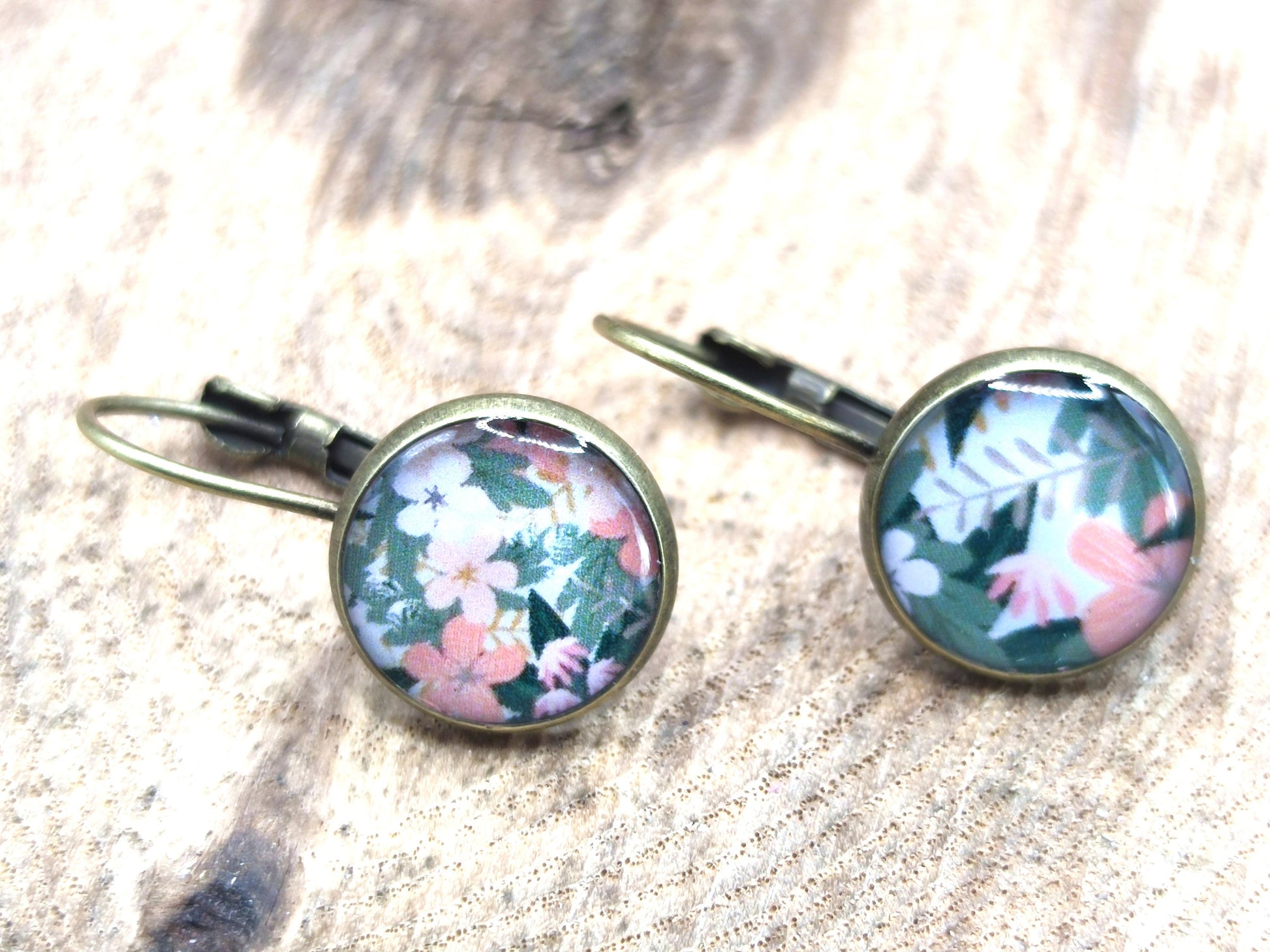 Boucles d'oreille de 12mm de diamètre en résine sur imprimé, motif asymétrique, fait main