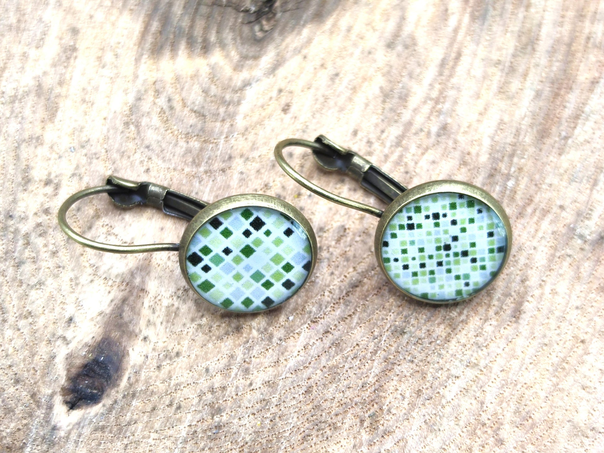 Boucles d'oreille de 12mm de diamètre en résine sur imprimé, motif asymétrique, fait main