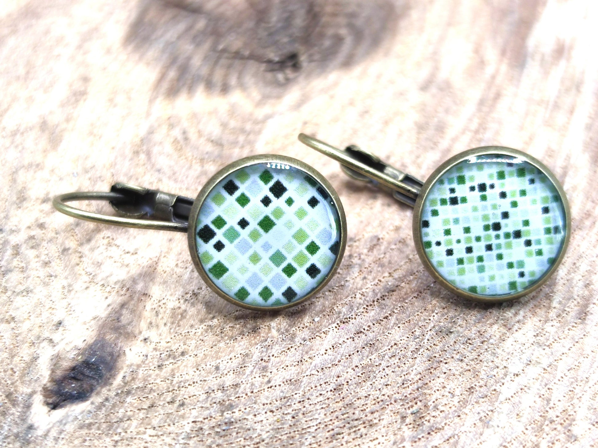 Boucles d'oreille de 12mm de diamètre en résine sur imprimé, motif asymétrique, fait main