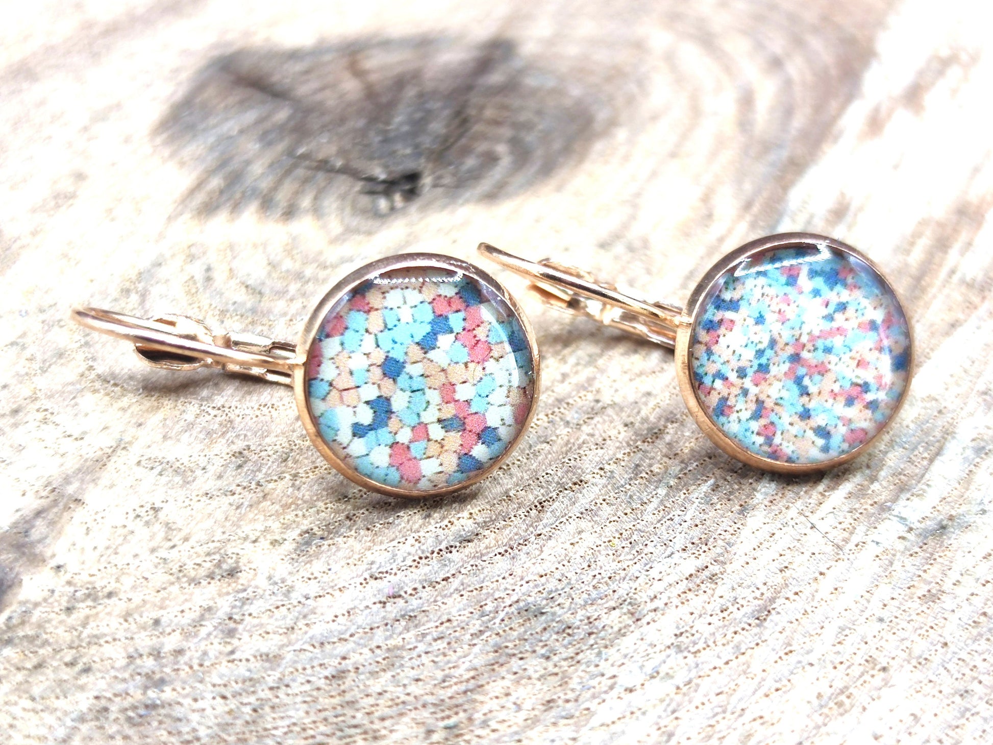 Boucles d'oreille de 12mm de diamètre en résine sur imprimé, motif asymétrique, fait main