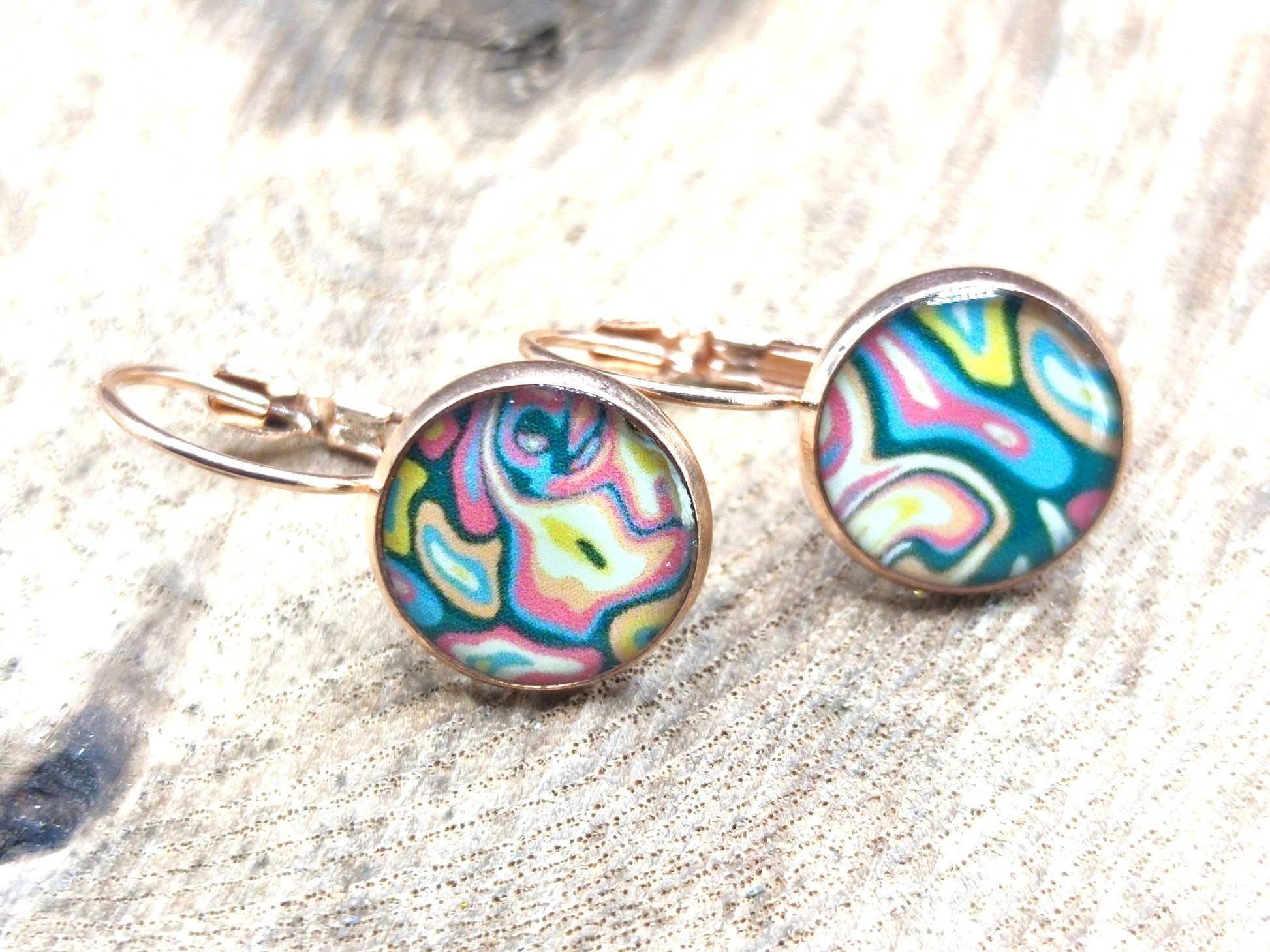 Boucles d'oreille de 12mm de diamètre en résine sur imprimé, motif asymétrique, fait main