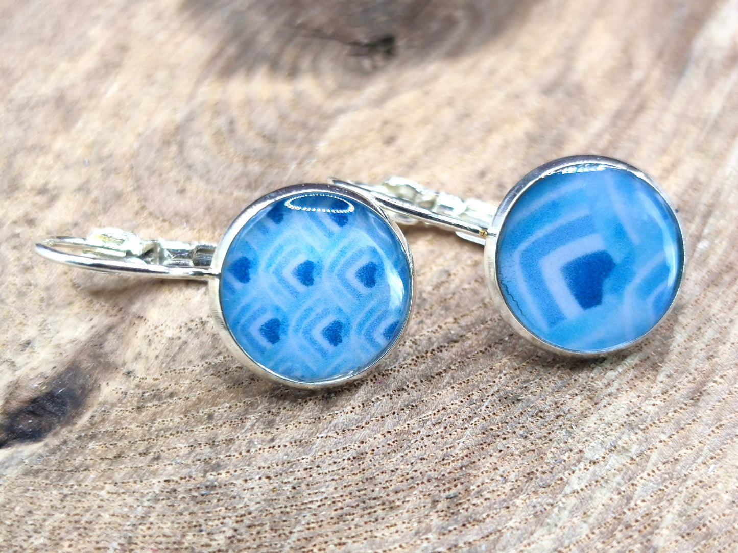 Boucles d'oreille de 12mm de diamètre en résine sur imprimé, motif asymétrique, fait main