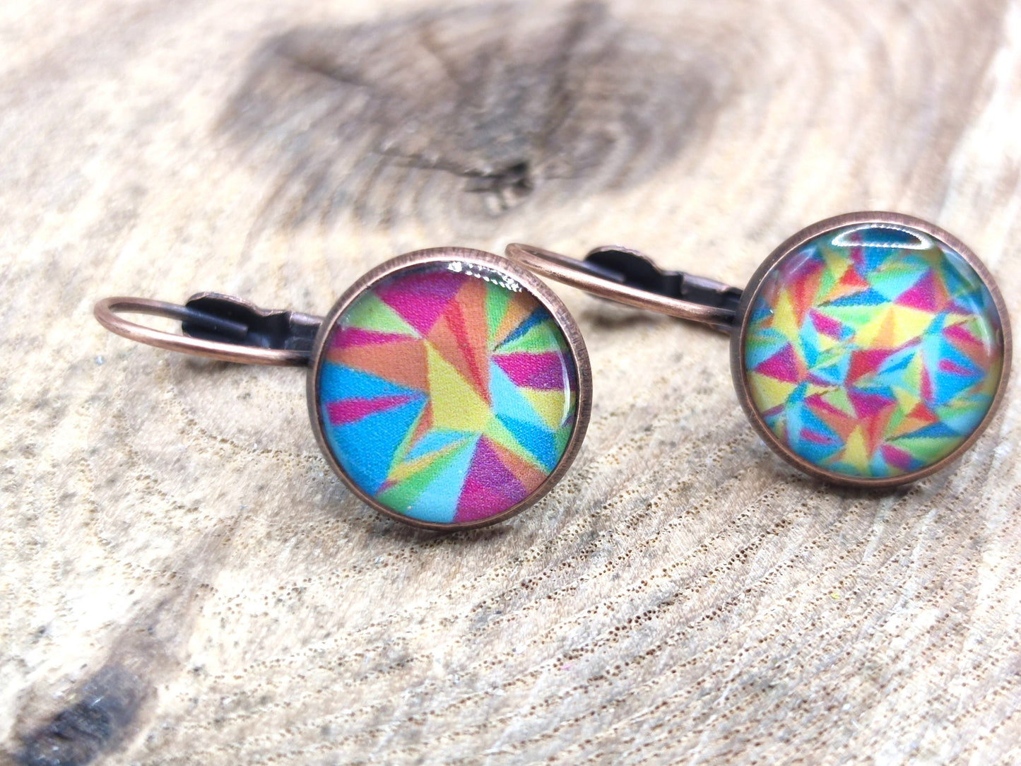 Boucles d'oreille de 12mm de diamètre en résine sur imprimé, motif asymétrique, fait main