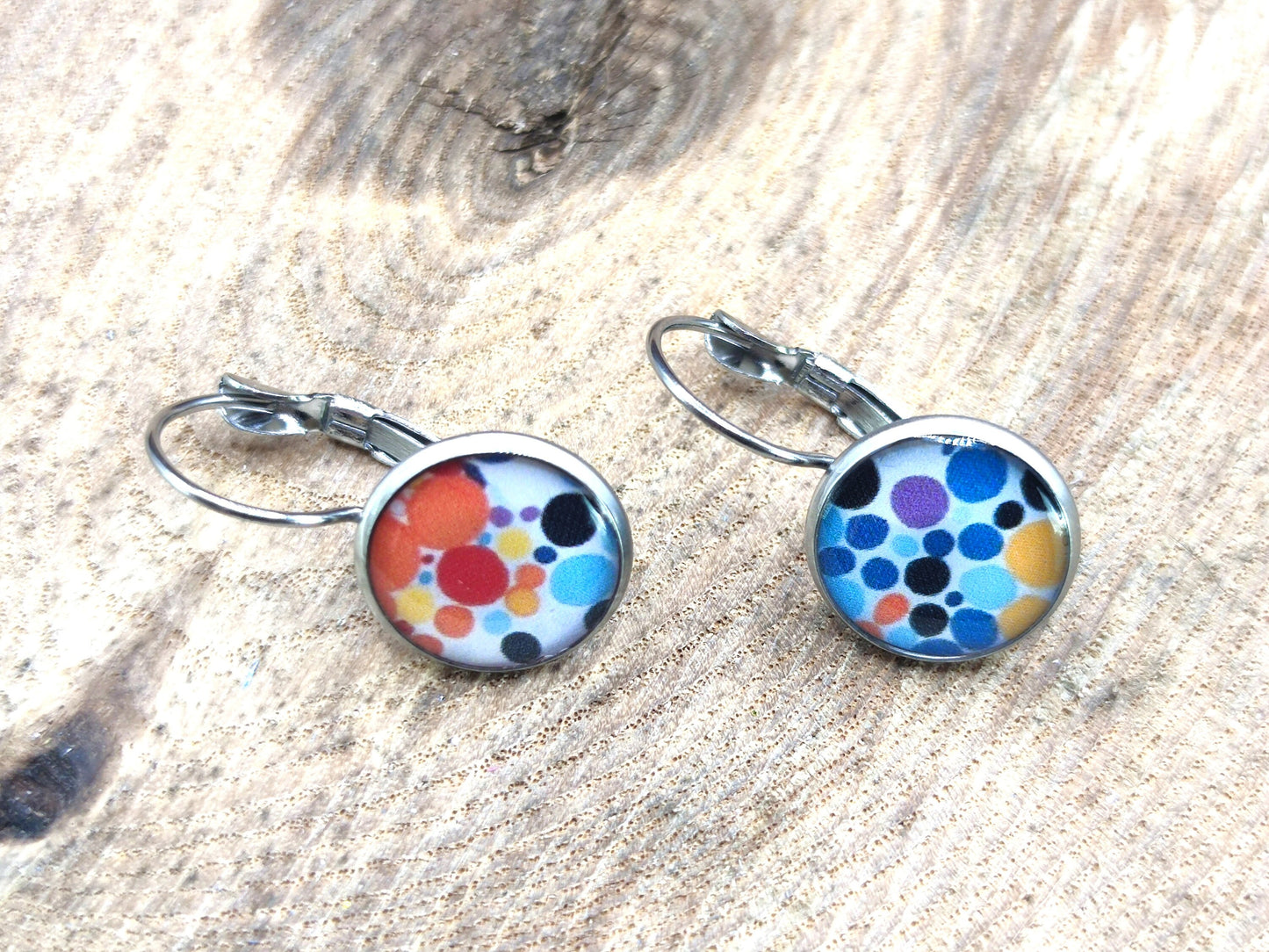 Boucles d'oreille de 12mm de diamètre en résine sur imprimé, motif asymétrique, fait main