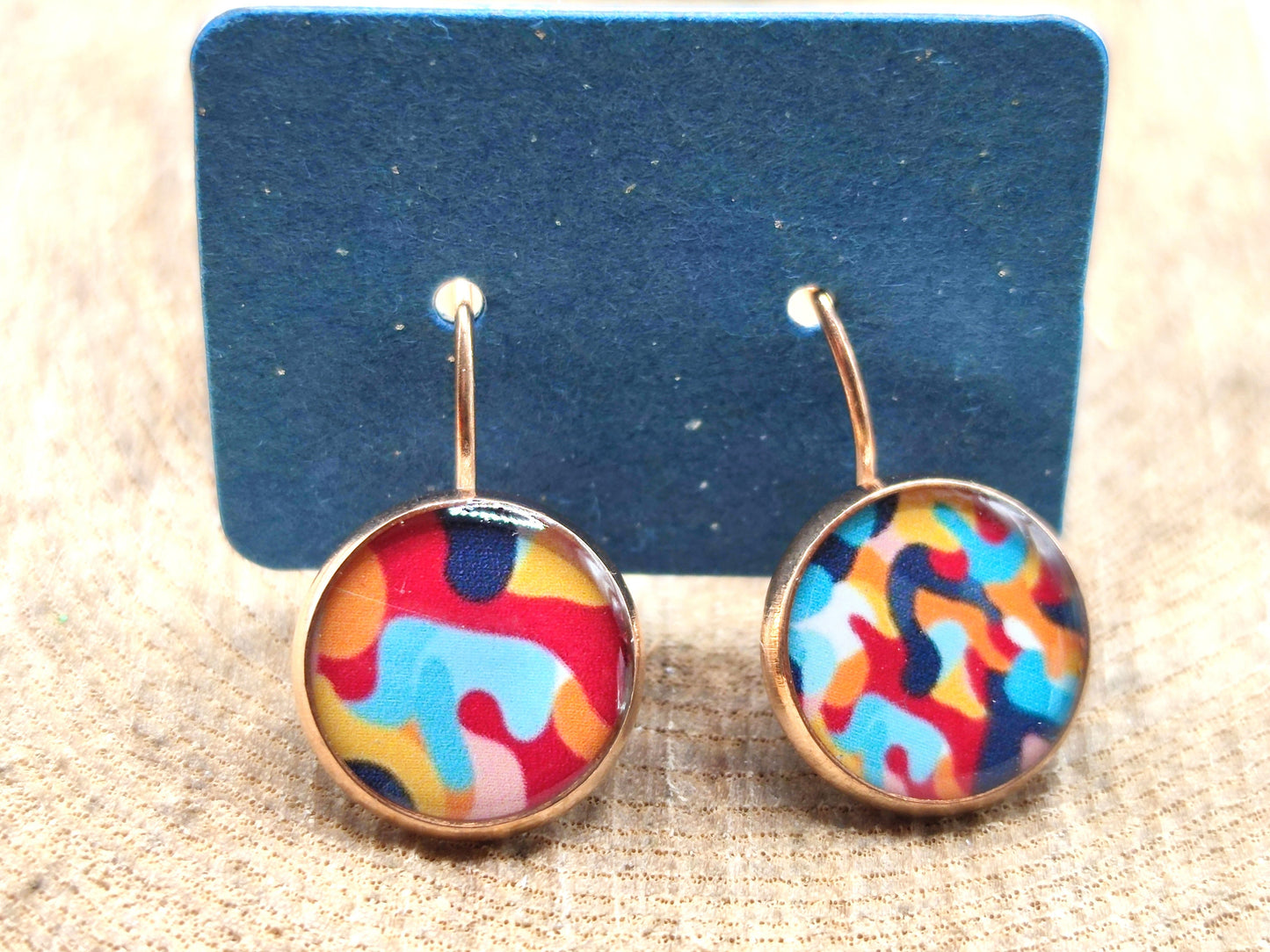 Boucles d'oreille de 12mm de diamètre en résine sur imprimé, motif asymétrique, fait main