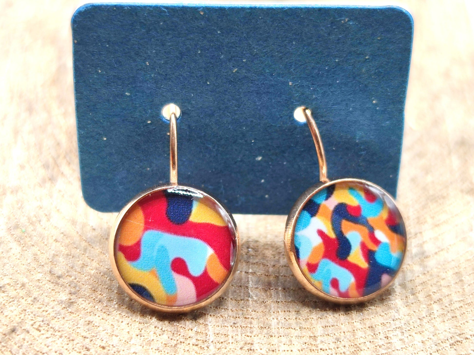 Boucles d'oreille de 12mm de diamètre en résine sur imprimé, motif asymétrique, fait main