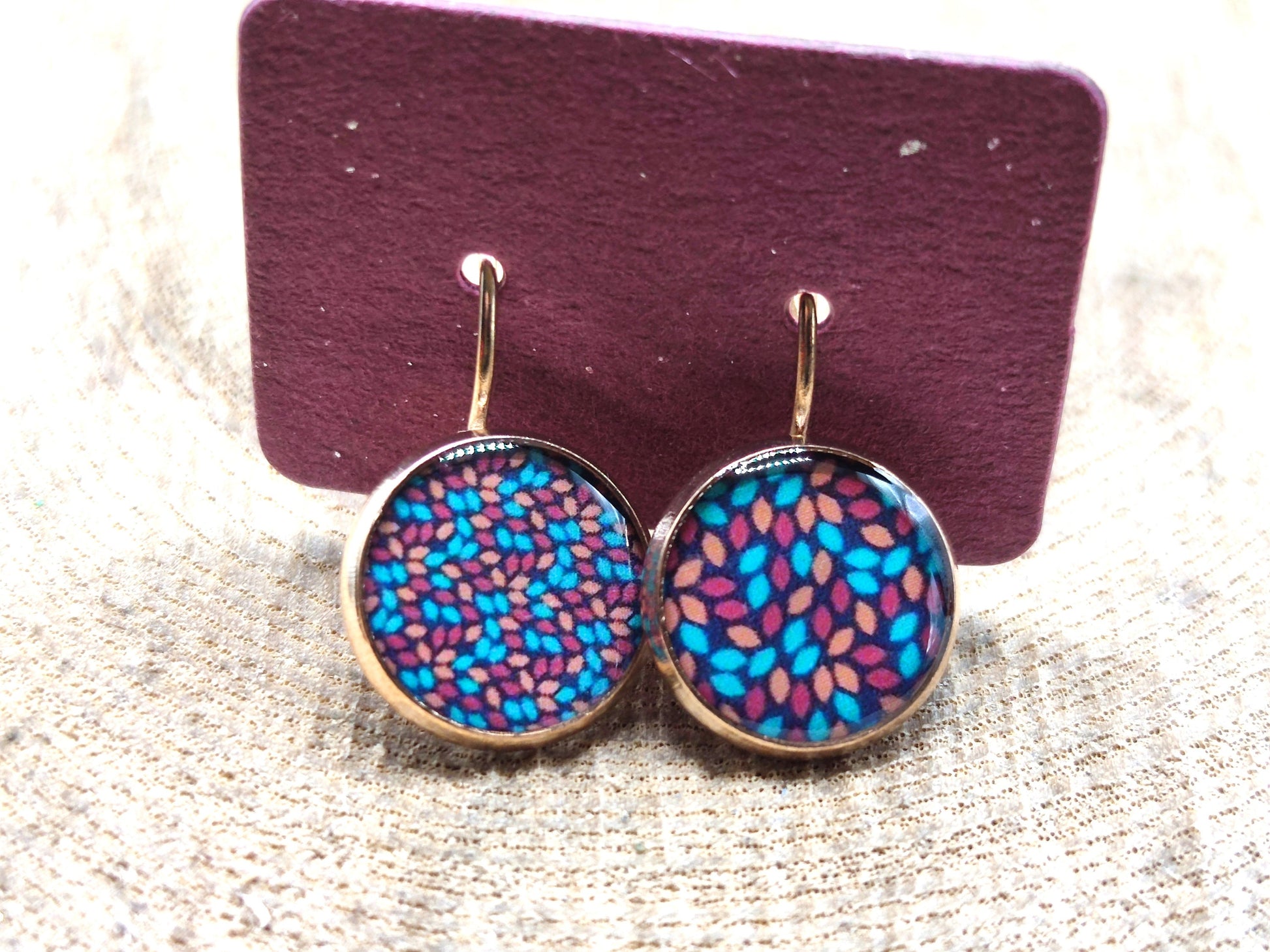 Boucles d'oreille de 12mm de diamètre en résine sur imprimé, motif asymétrique, fait main