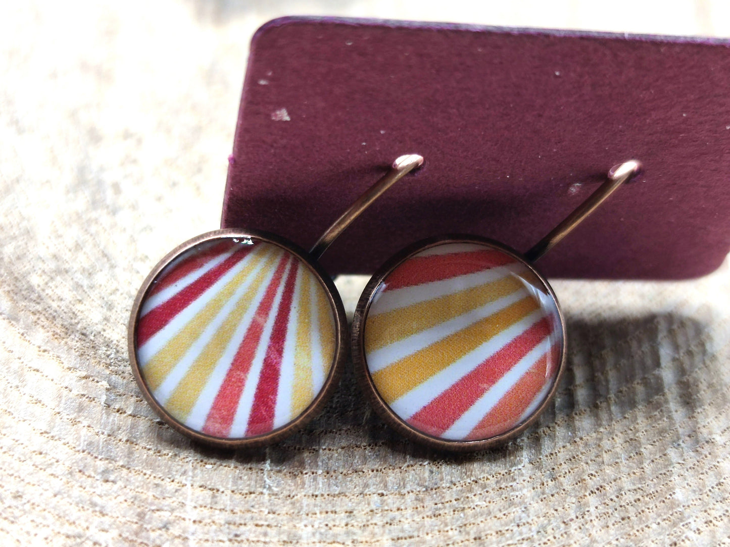 Boucles d'oreille de 12mm de diamètre en résine sur imprimé, motif asymétrique, fait main