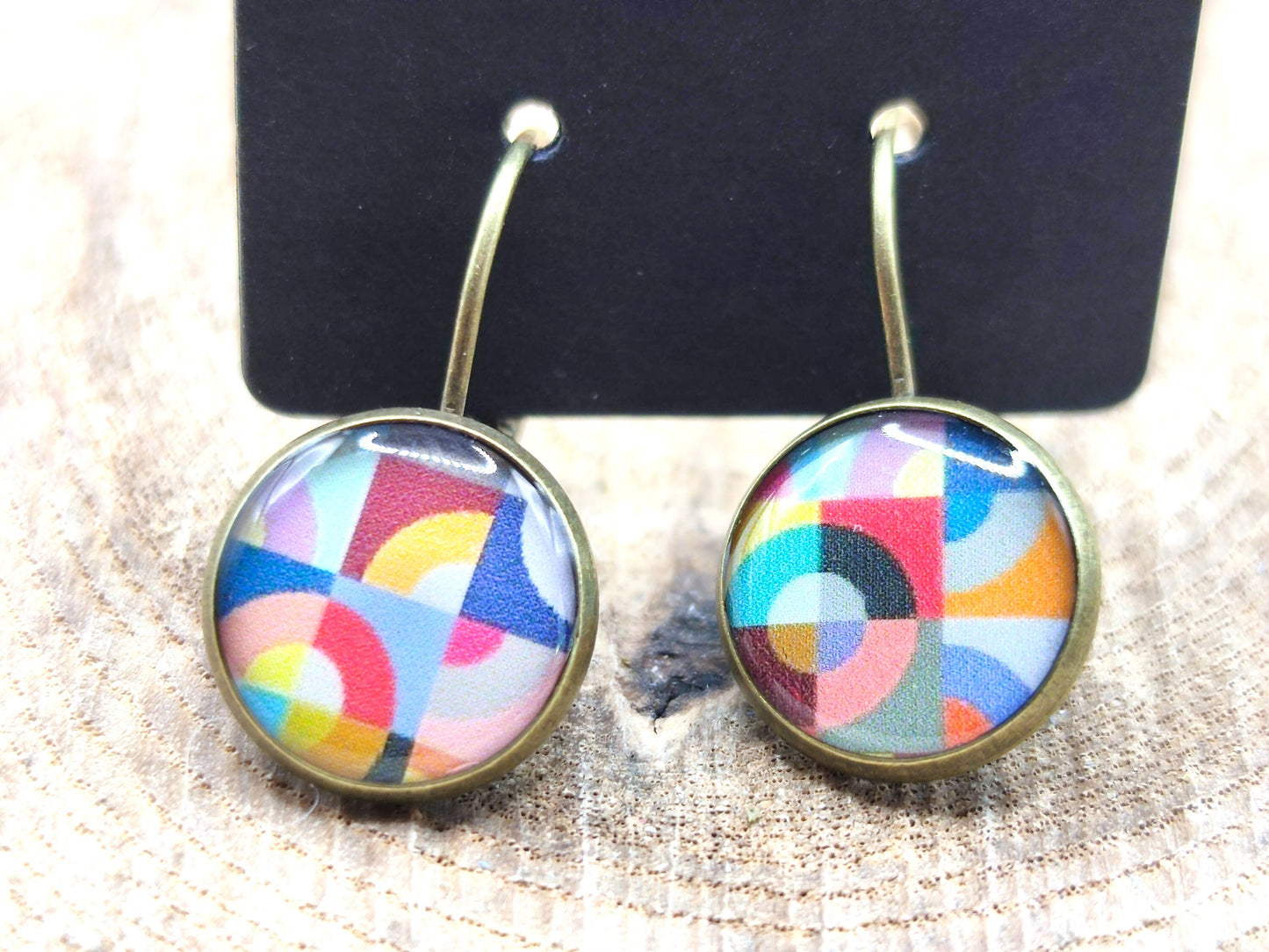 Boucles d'oreille de 12mm de diamètre en résine sur imprimé, motif asymétrique, fait main