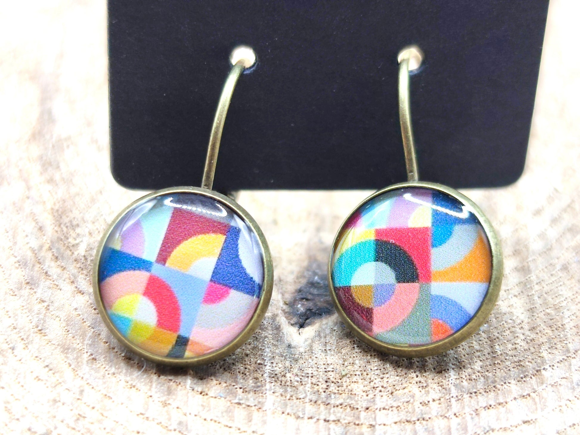 Boucles d'oreille de 12mm de diamètre en résine sur imprimé, motif asymétrique, fait main