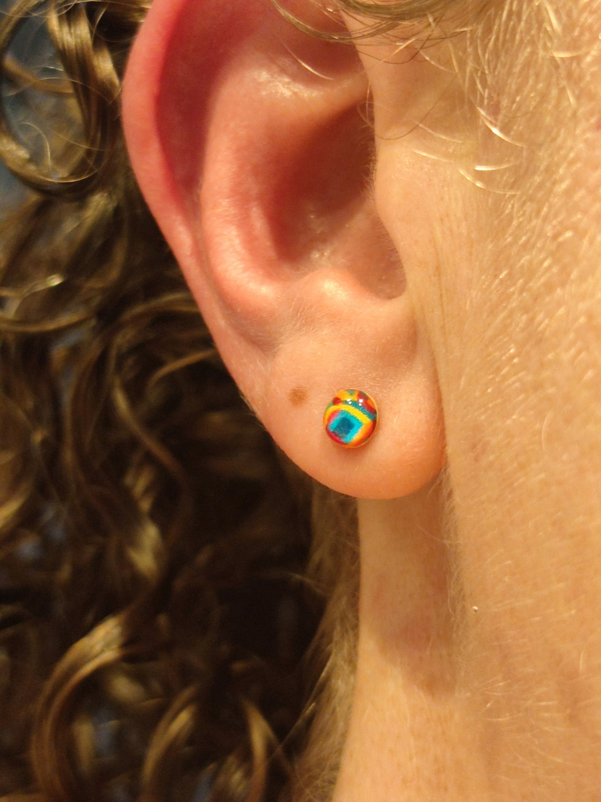 Clous d'oreille de 5mm de diamètre en résine sur imprimé, motif asymétrique, fait main