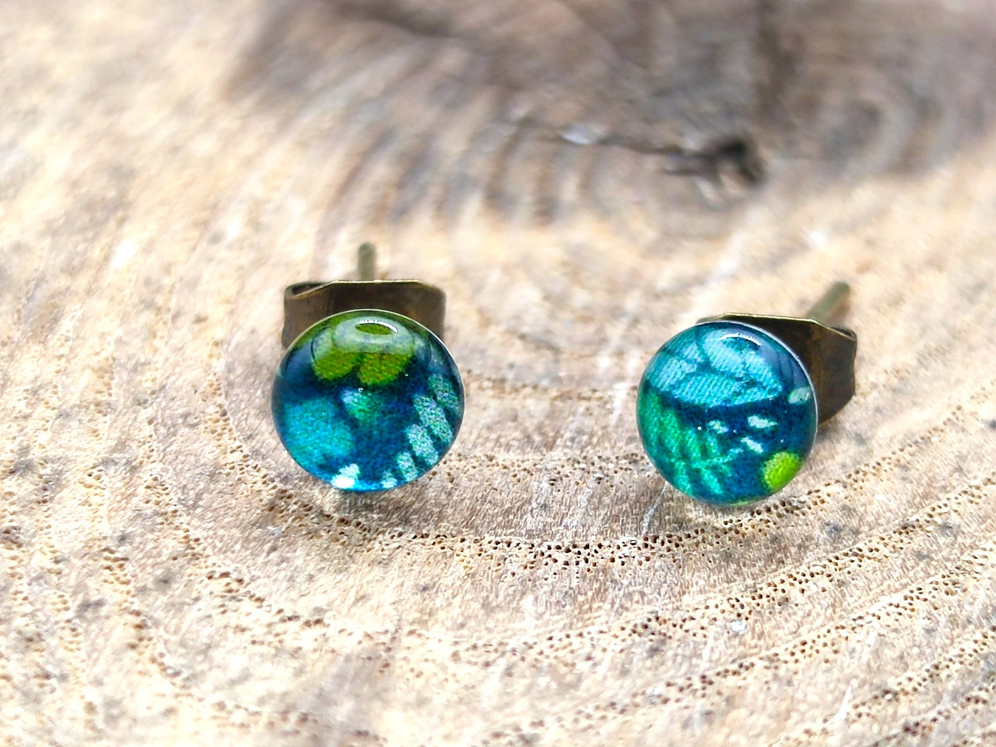 Clous d'oreille de 5mm de diamètre en résine sur imprimé, motif asymétrique, fait main