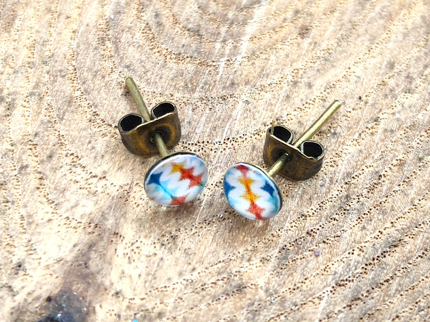 Clous d'oreille de 5mm de diamètre en résine sur imprimé, motif asymétrique, fait main