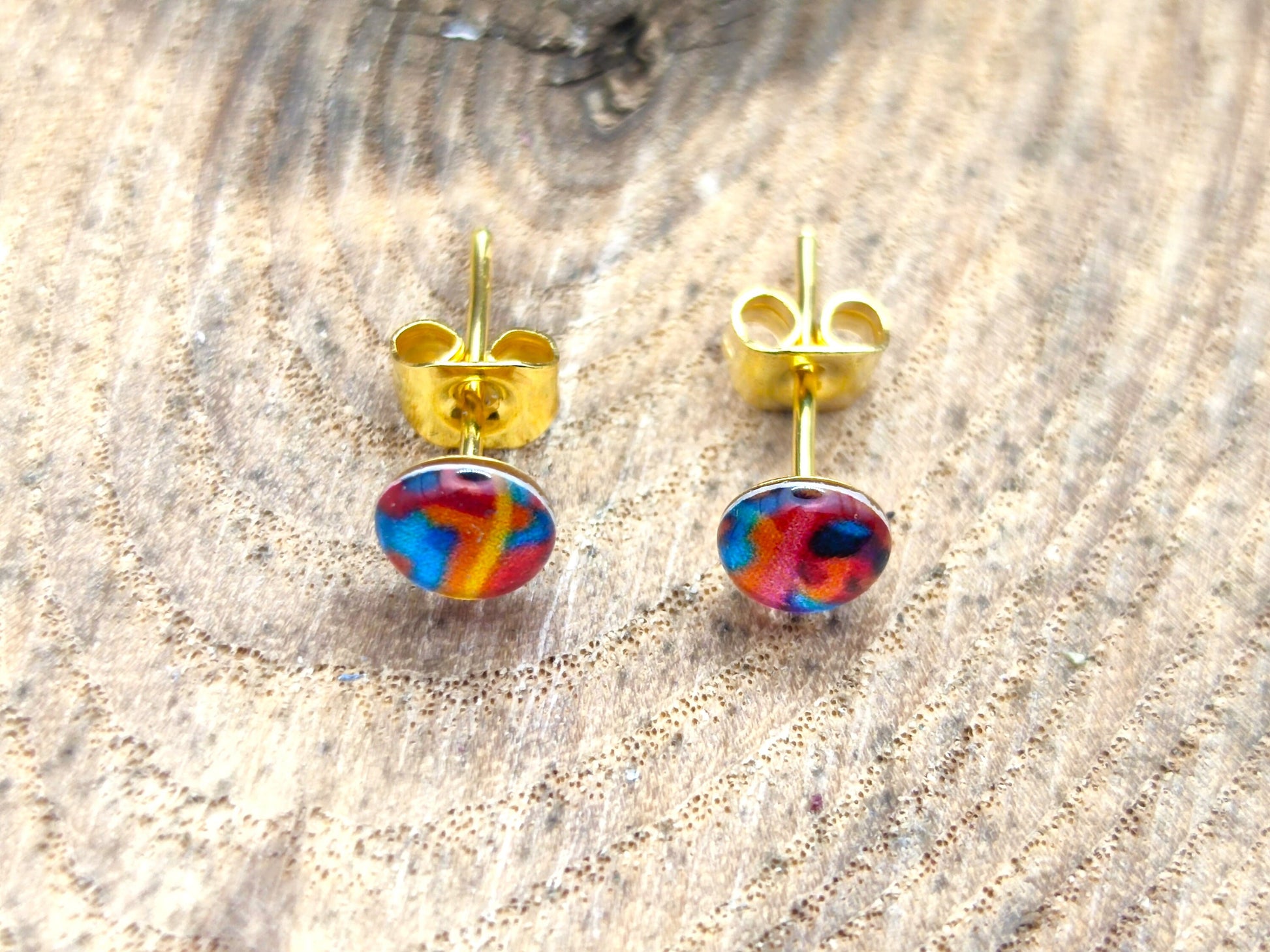 Clous d'oreille de 5mm de diamètre en résine sur imprimé, motif asymétrique, fait main