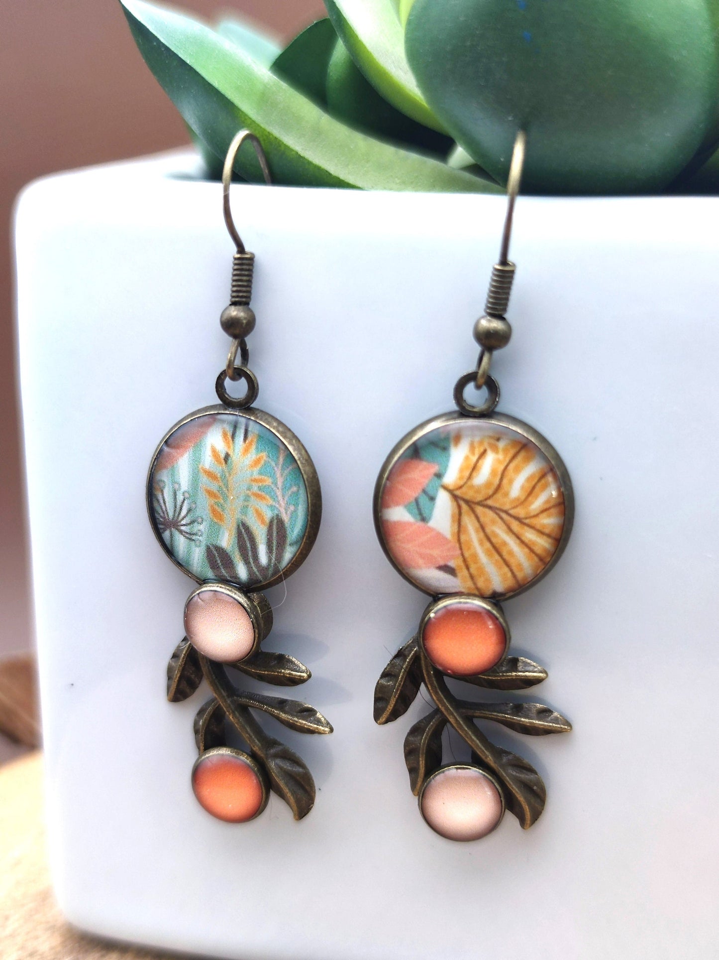 Boucles d'oreille de 14mm de diamètre en résine sur imprimé, motif asymétrique, fait main