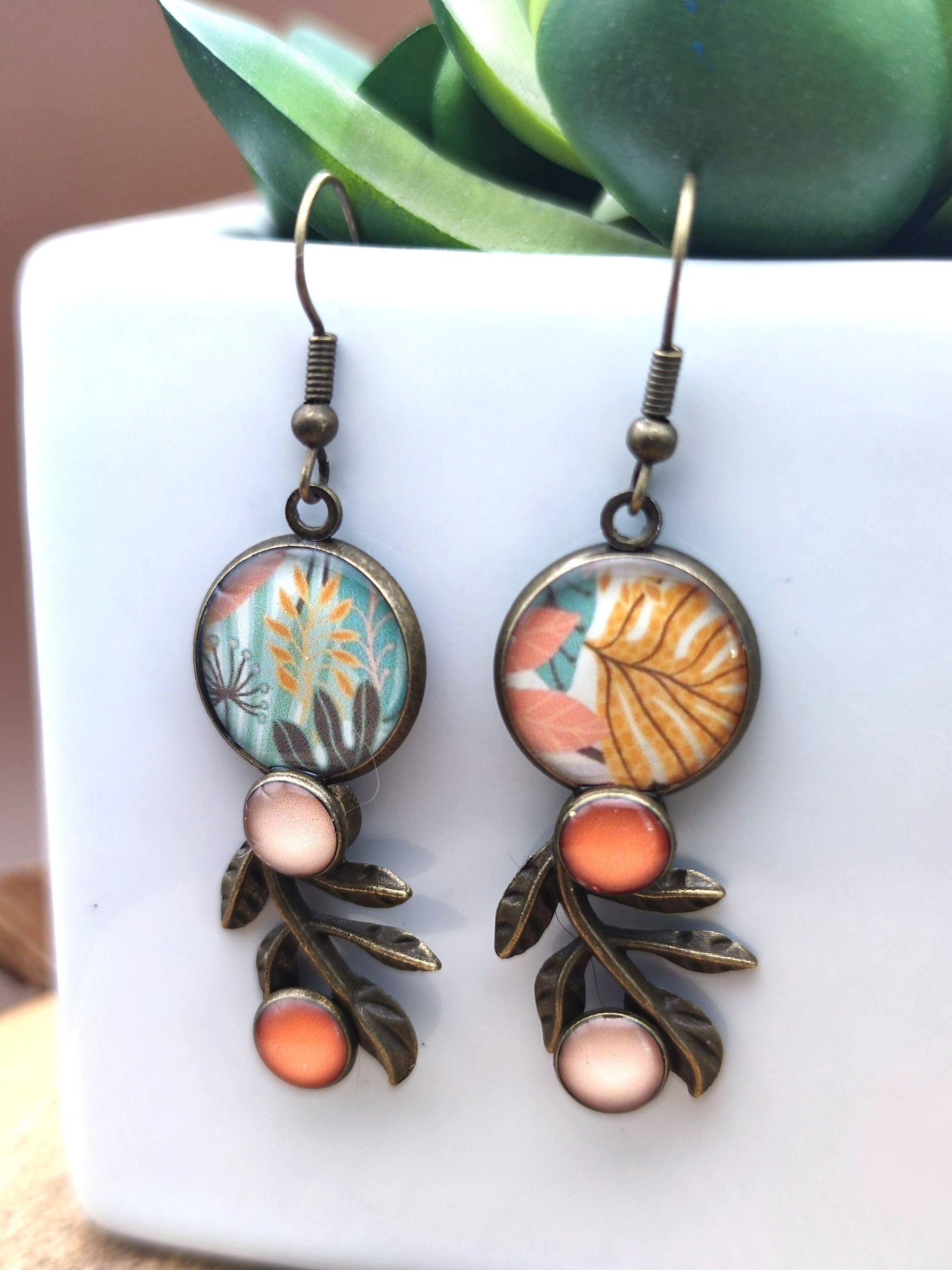 Boucles d'oreille de 14mm de diamètre en résine sur imprimé, motif asymétrique, fait main