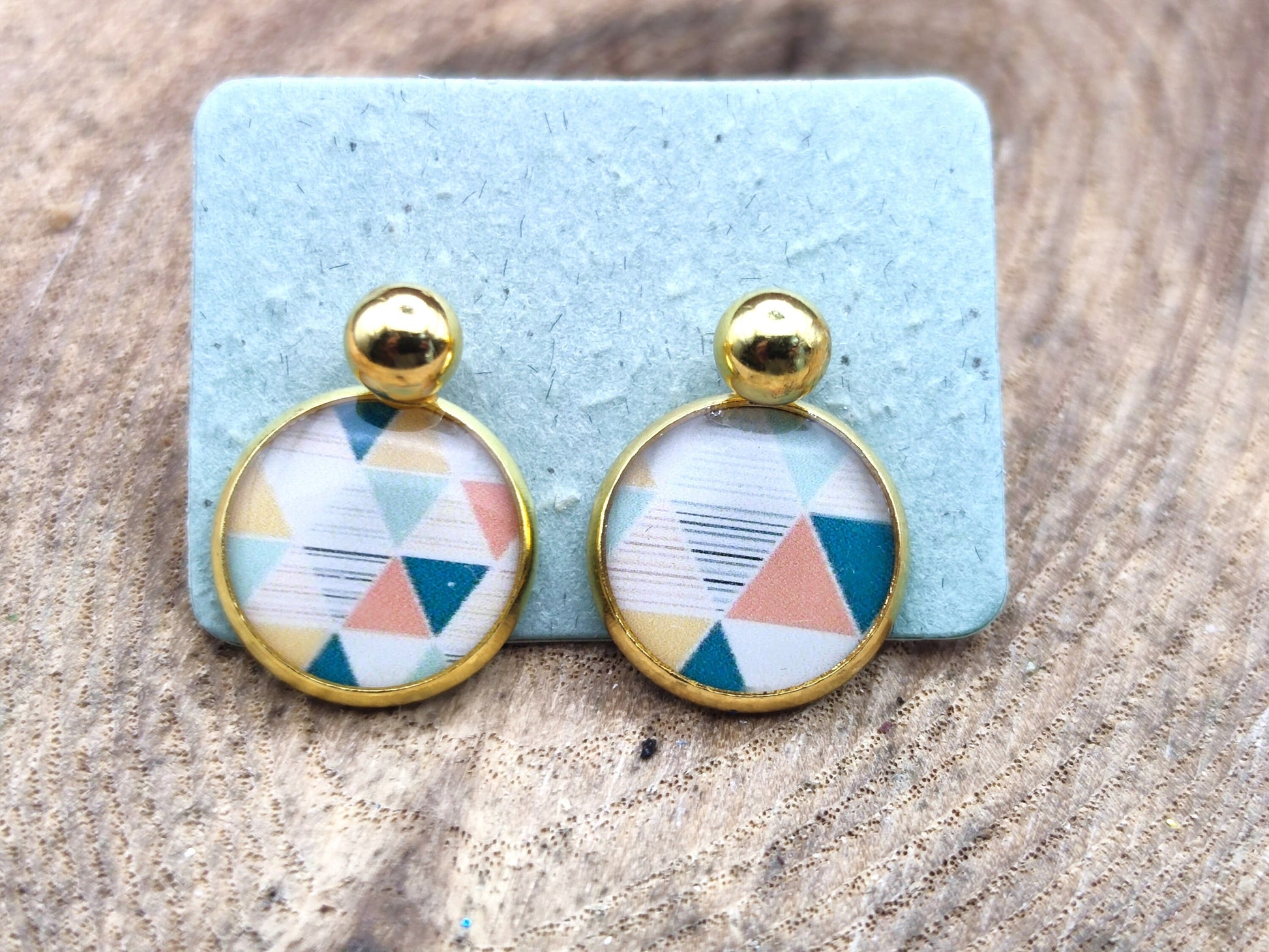 Puce d'oreille de 12mm de diamètre en résine sur imprimé, motif asymétrique, fait main