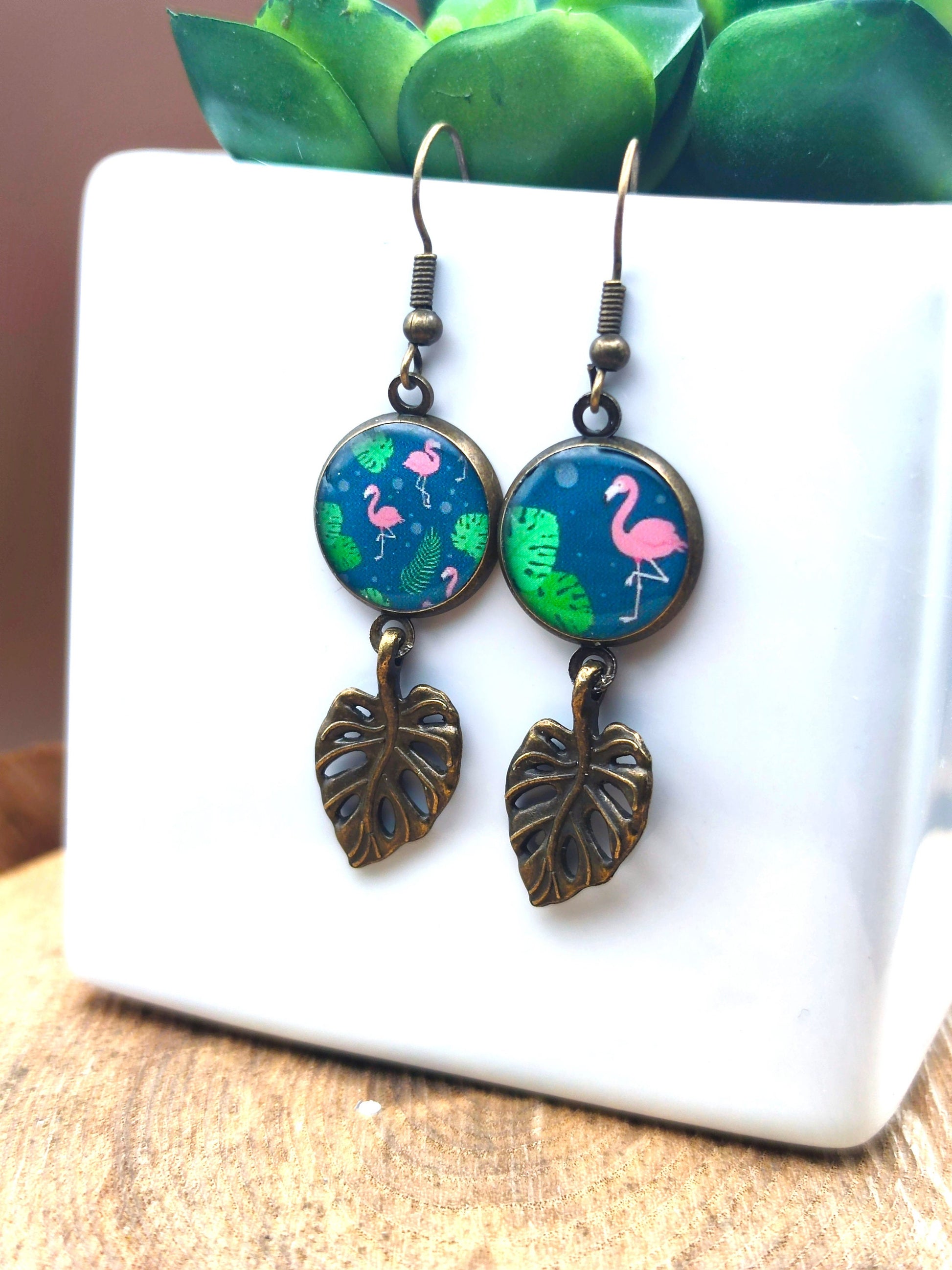 Boucles d'oreille de 14mm de diamètre en résine sur imprimé, motif asymétrique, fait main