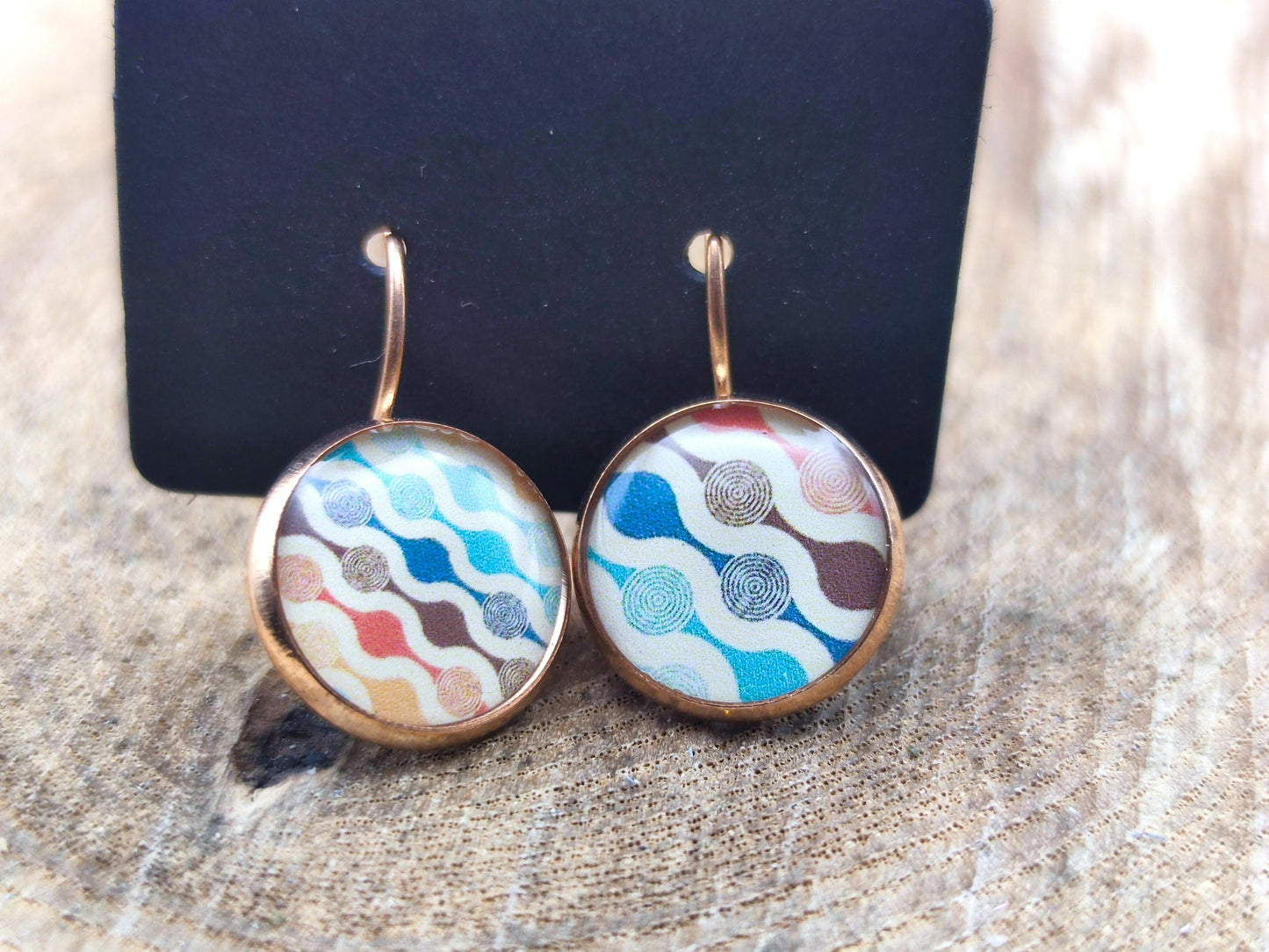 Boucles d'oreille de 12mm de diamètre en résine sur imprimé, motif asymétrique, fait main