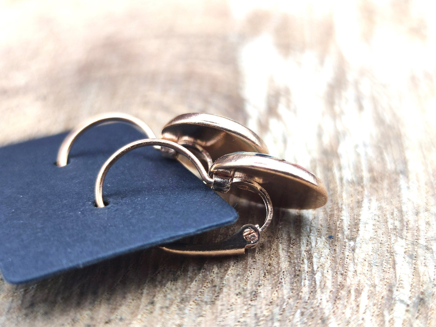 Boucles d'oreille de 12mm de diamètre en résine sur imprimé, motif asymétrique, fait main