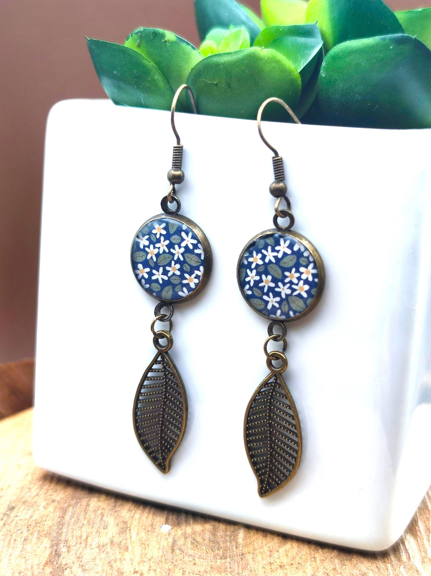 Boucles d'oreille de 14mm de diamètre en résine sur imprimé, motif asymétrique, fait main