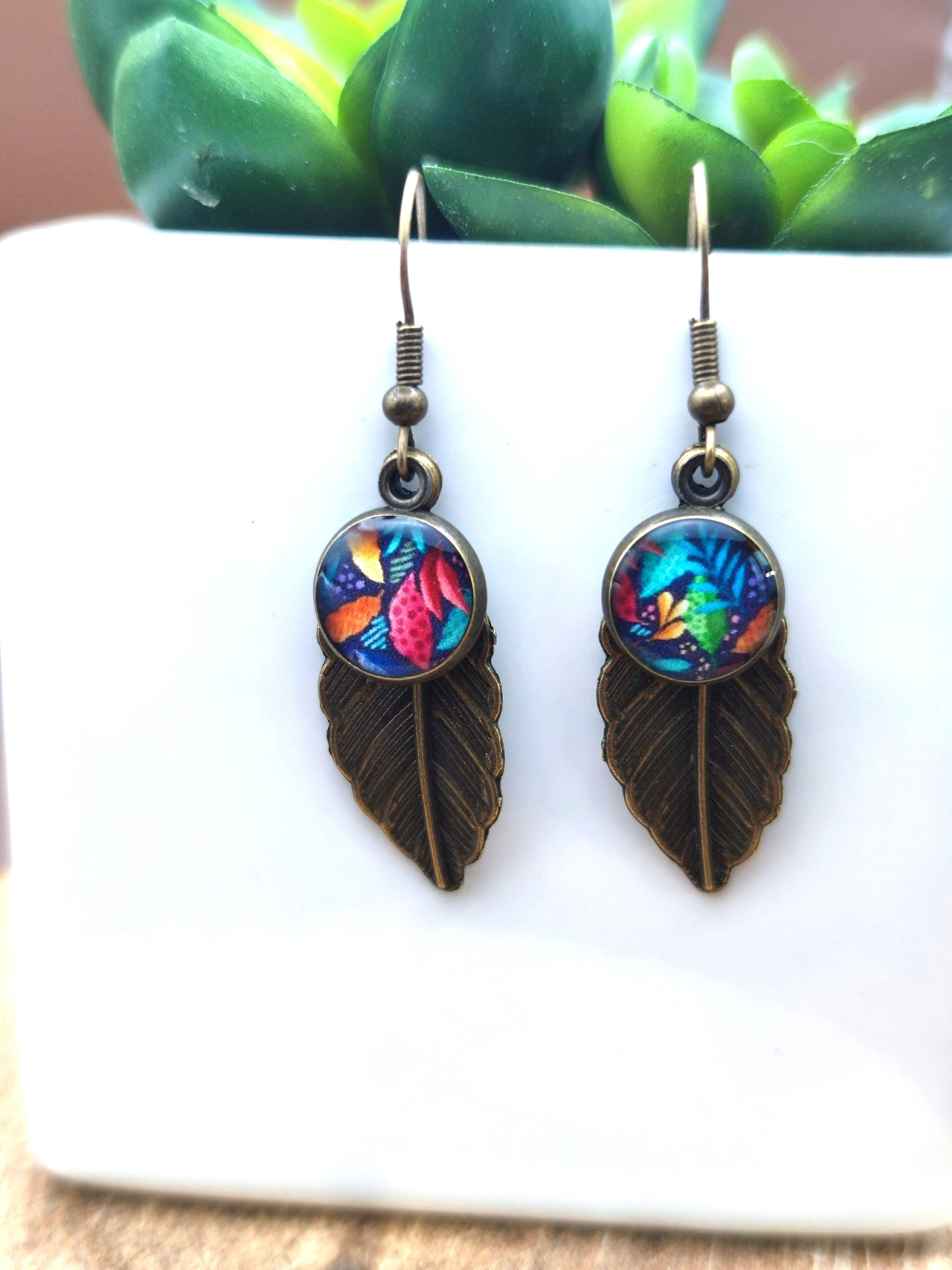 Boucles d'oreille de 10mm de diamètre en résine sur imprimé, motif asymétrique, fait main