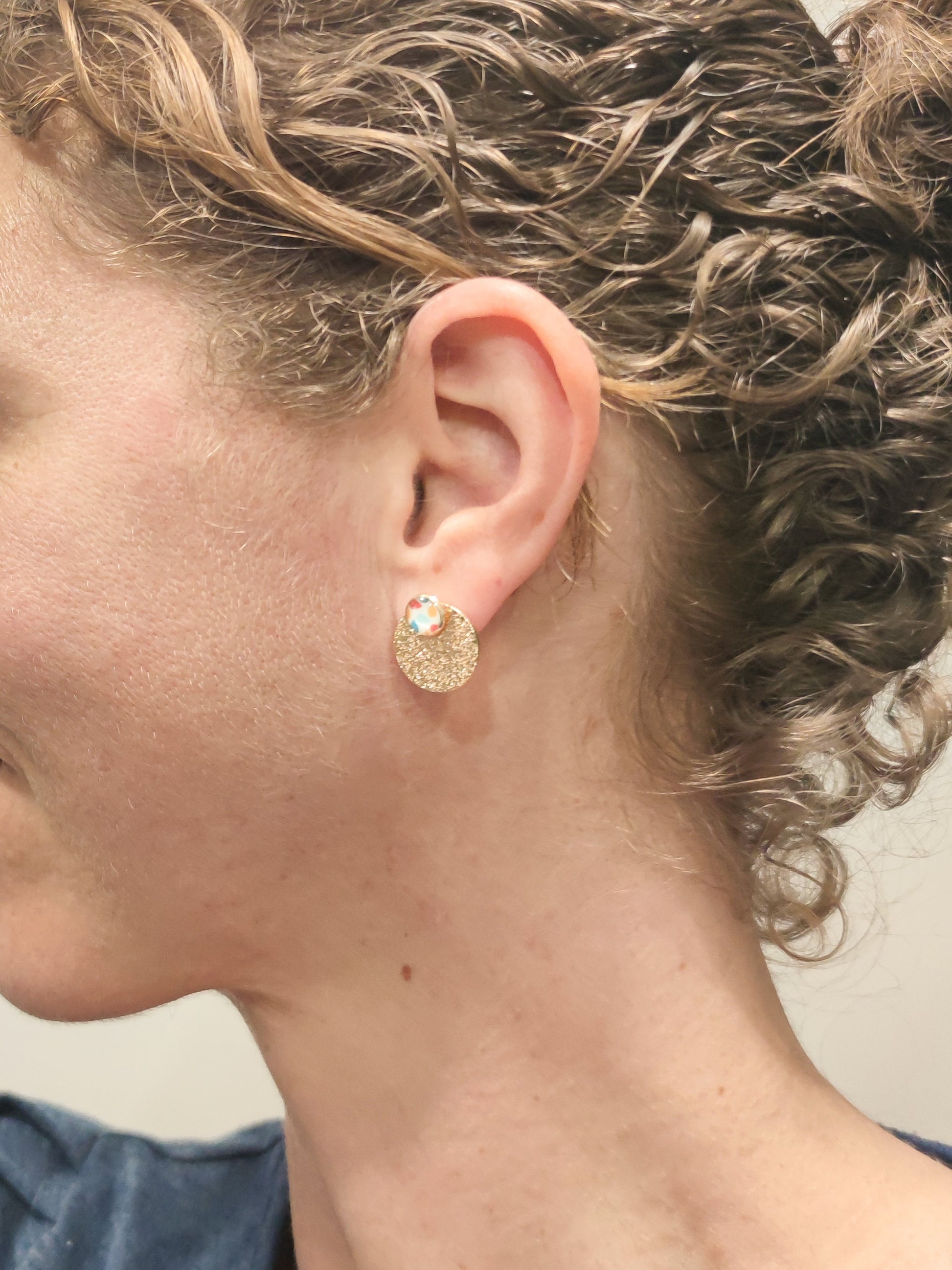 Clous d'oreille, cabochon de 6mm de diamètre en résine sur imprimé, motif asymétrique, fait main