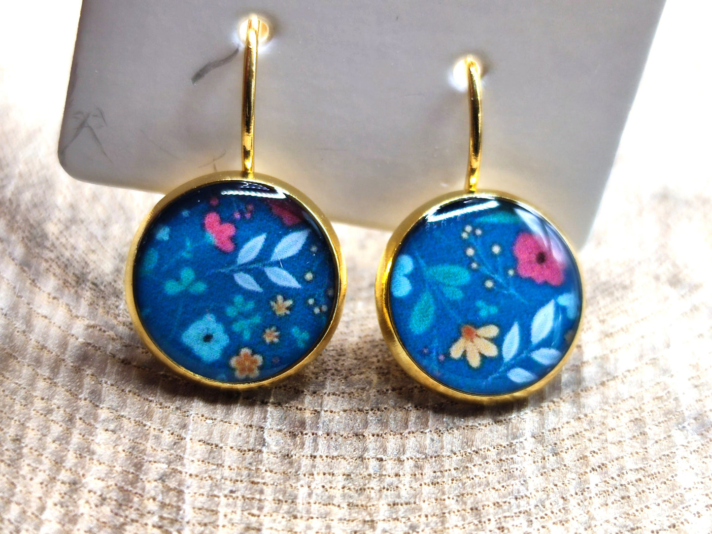 Boucles d'oreille de 12mm de diamètre en résine sur imprimé, motif asymétrique, fait main