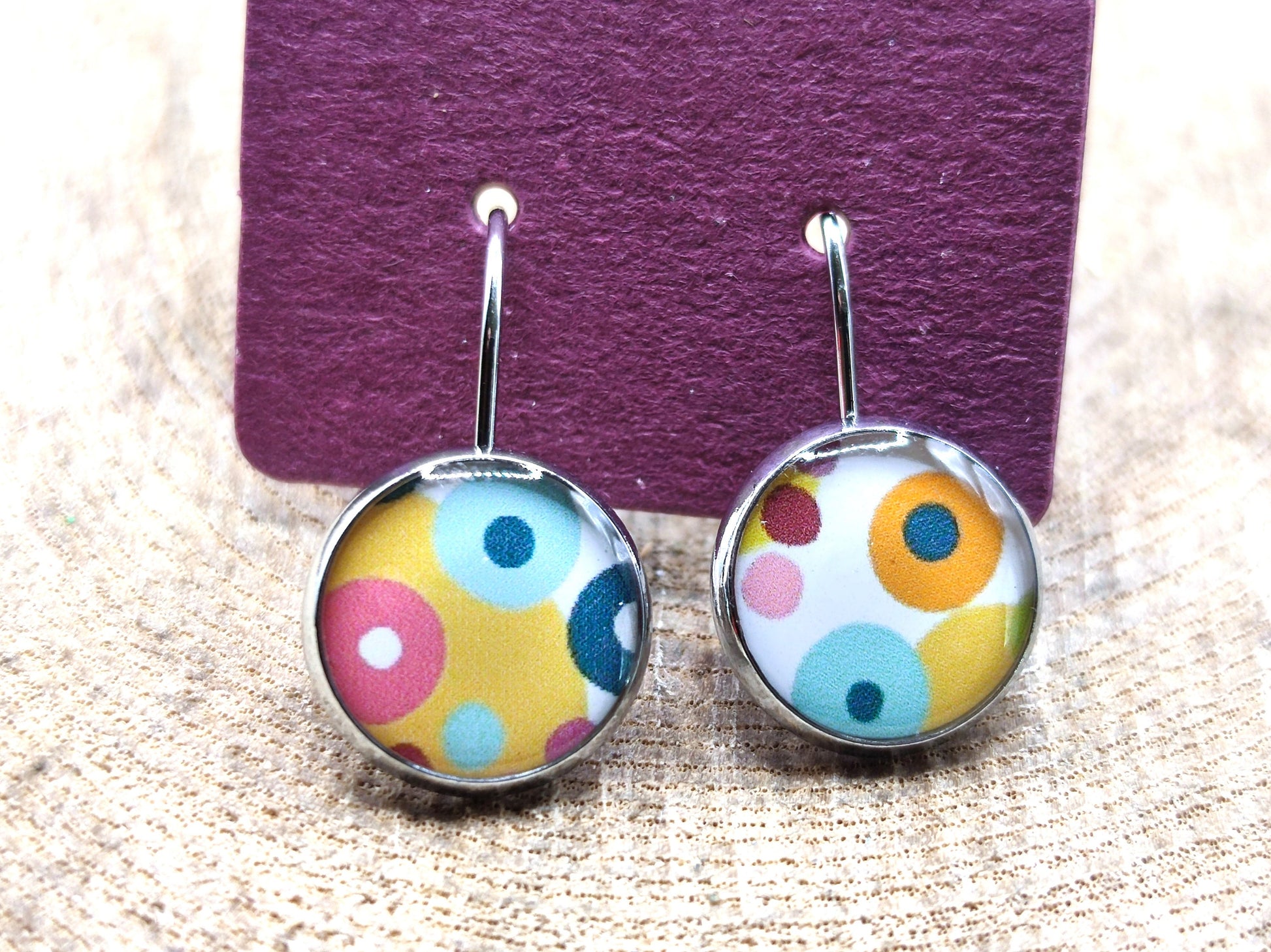 Boucles d'oreille de 12mm de diamètre en résine sur imprimé, motif asymétrique, fait main