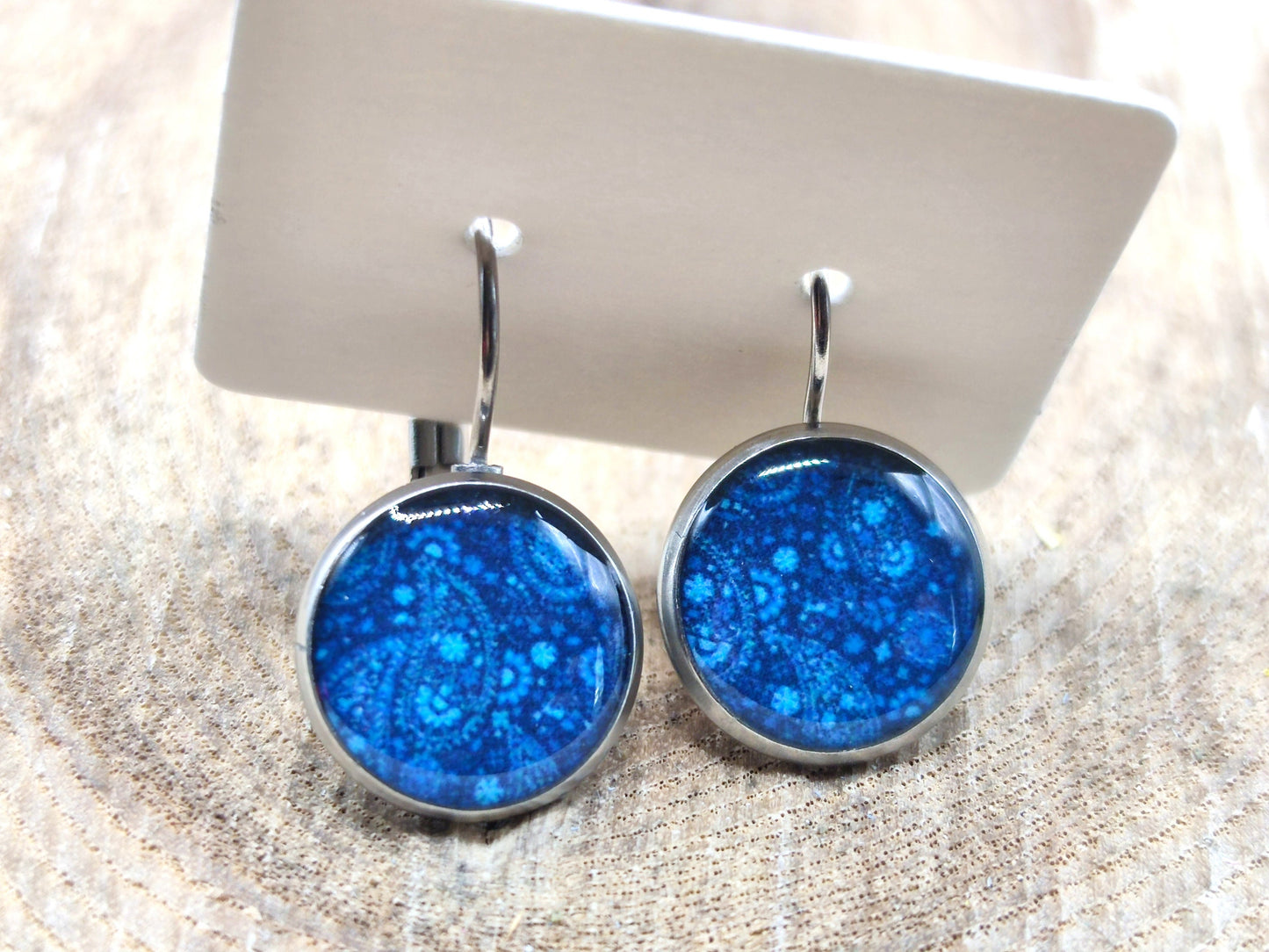 Boucles d'oreille de 12mm de diamètre en résine sur imprimé, motif asymétrique, fait main