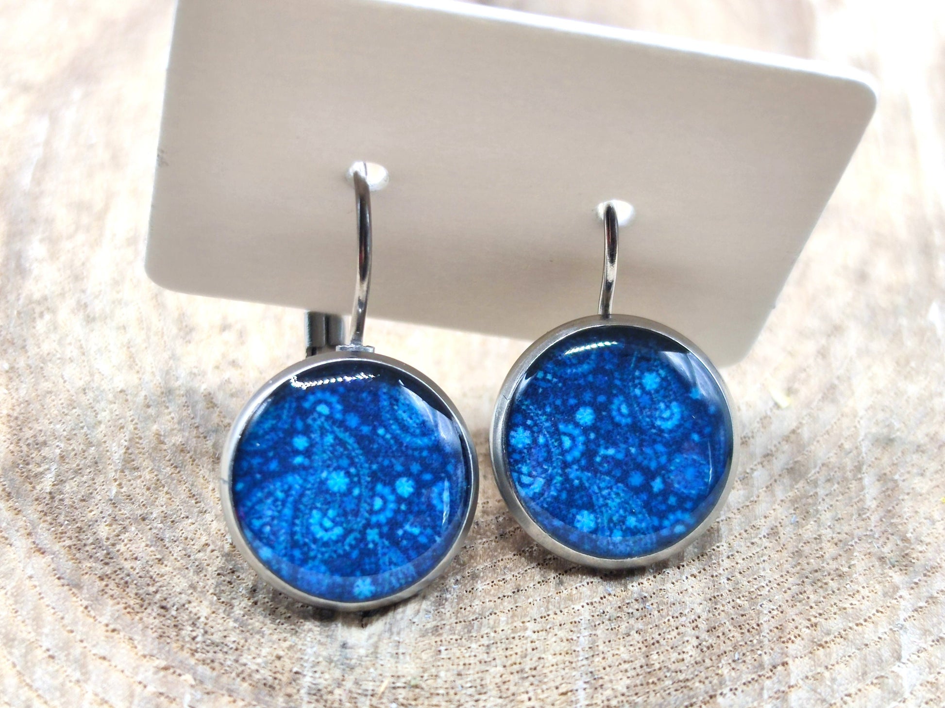 Boucles d'oreille de 12mm de diamètre en résine sur imprimé, motif asymétrique, fait main