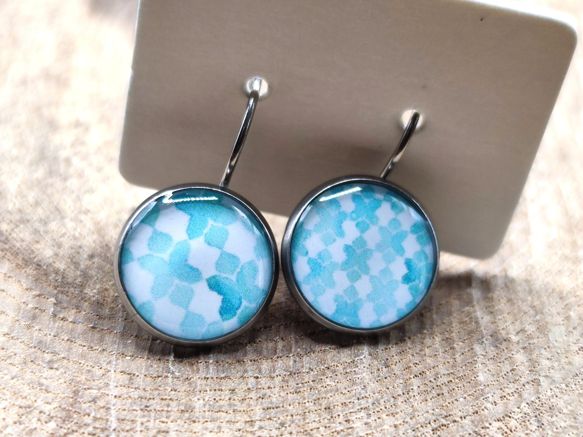 Boucles d'oreille de 12mm de diamètre en résine sur imprimé, motif asymétrique, fait main