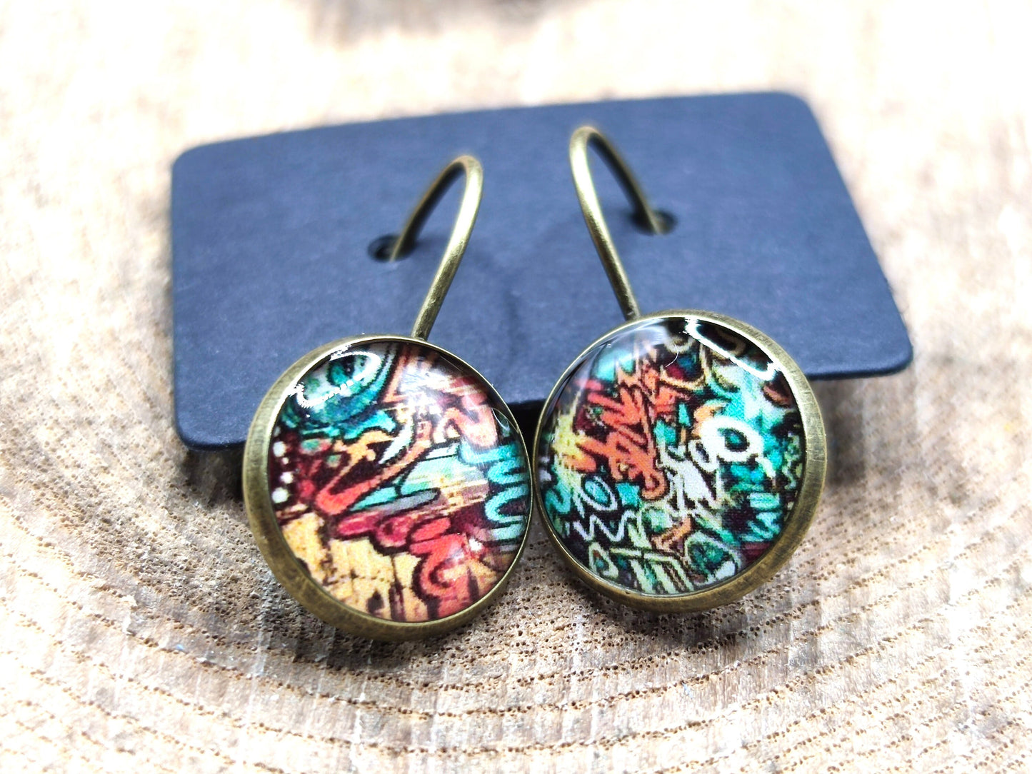 Boucles d'oreille de 12mm de diamètre en résine sur imprimé, motif asymétrique, fait main