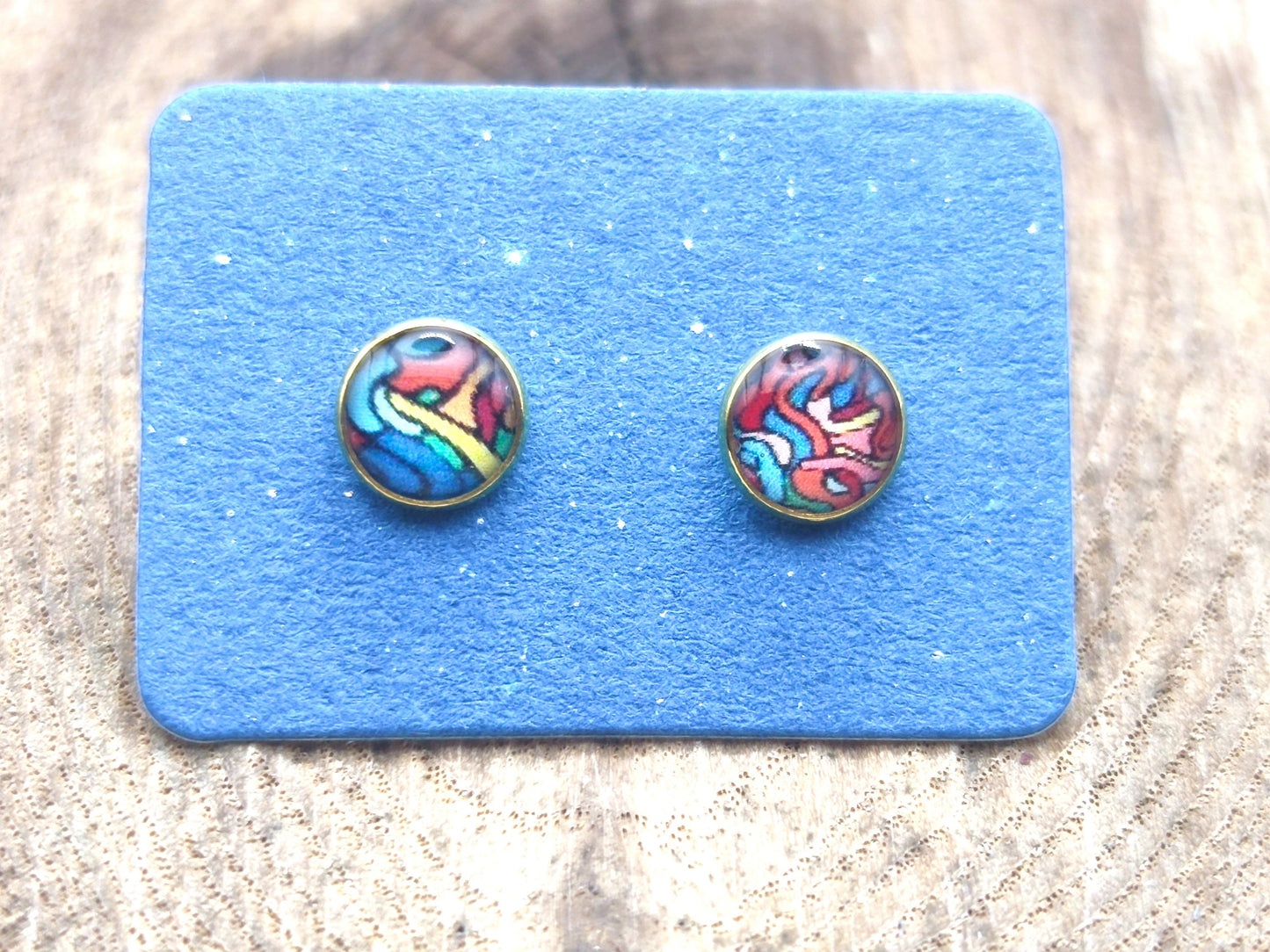 Clous d'oreille, acier inoxydable, cabochon de 6mm de diamètre en résine sur imprimé, motif asymétrique, fait main