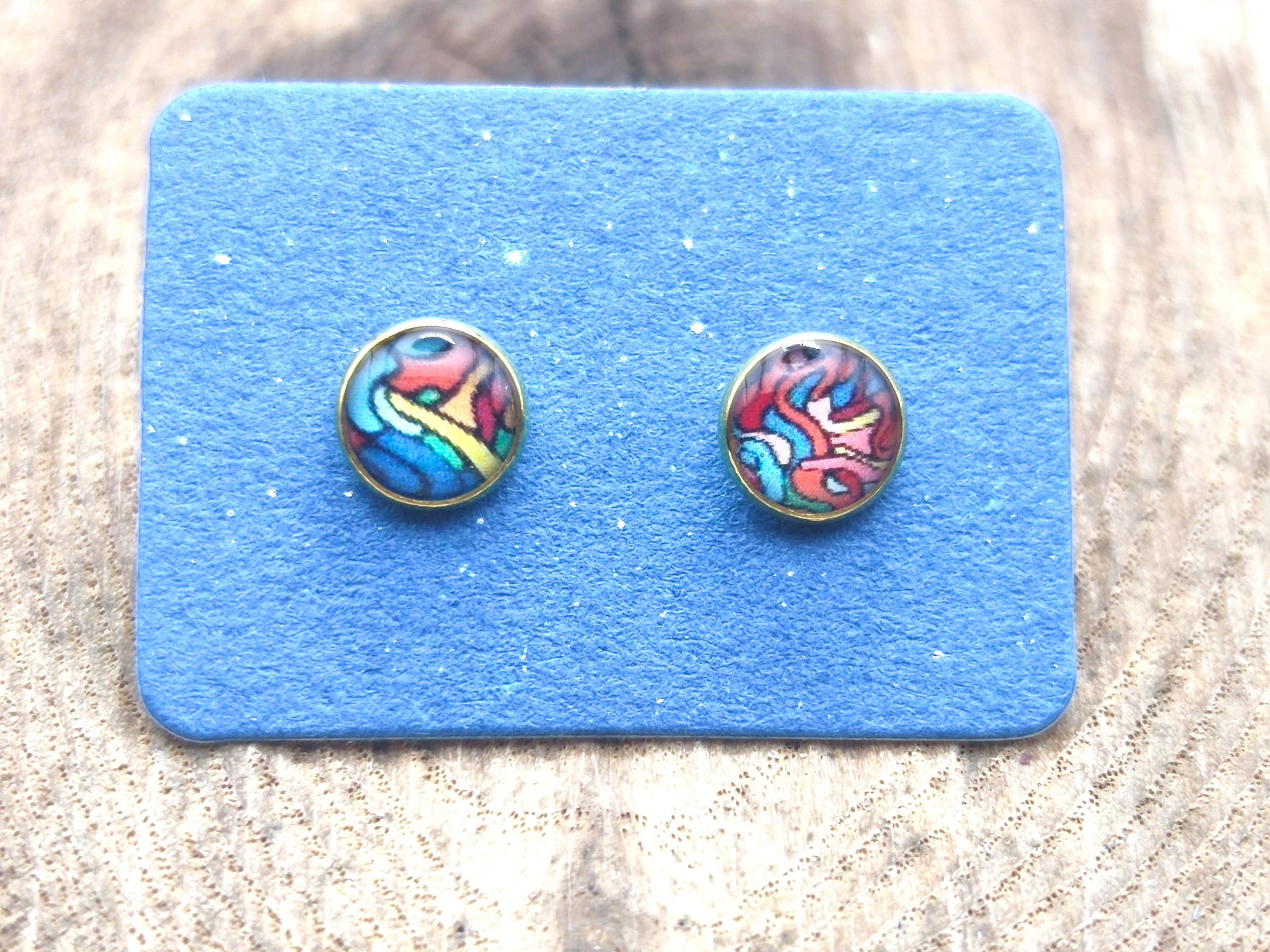 Clous d'oreille, acier inoxydable, cabochon de 6mm de diamètre en résine sur imprimé, motif asymétrique, fait main