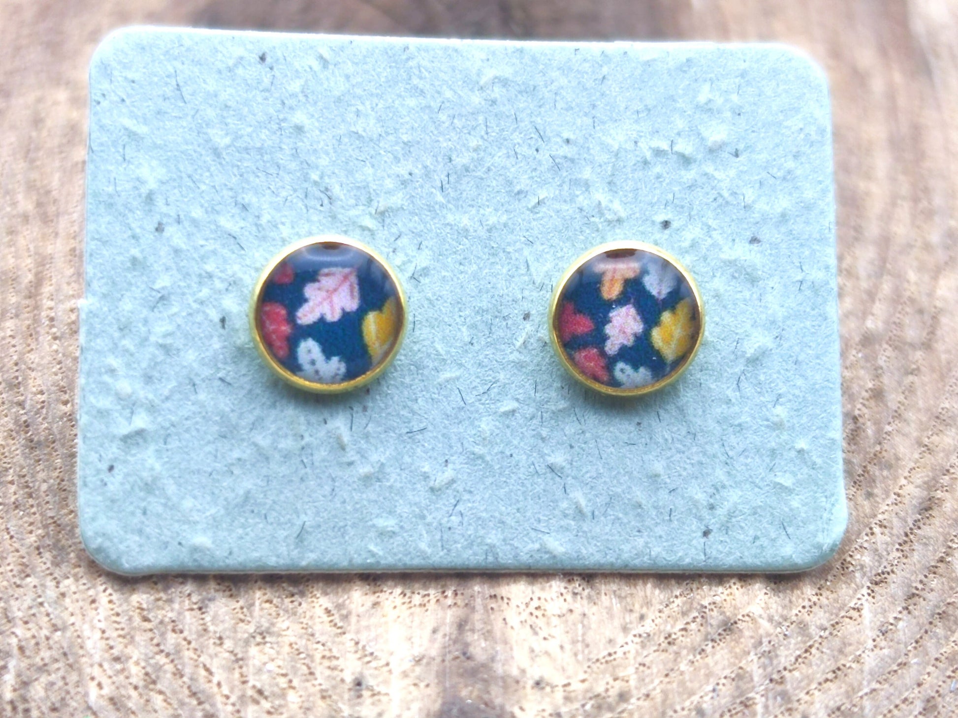 Clous d'oreille, acier inoxydable, cabochon de 6mm de diamètre en résine sur imprimé, motif asymétrique, fait main