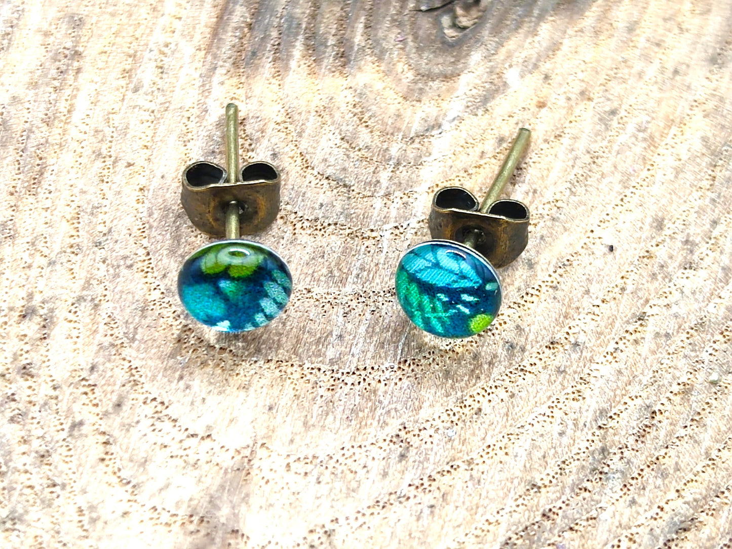 Clous d'oreille de 5mm de diamètre en résine sur imprimé, motif asymétrique, fait main