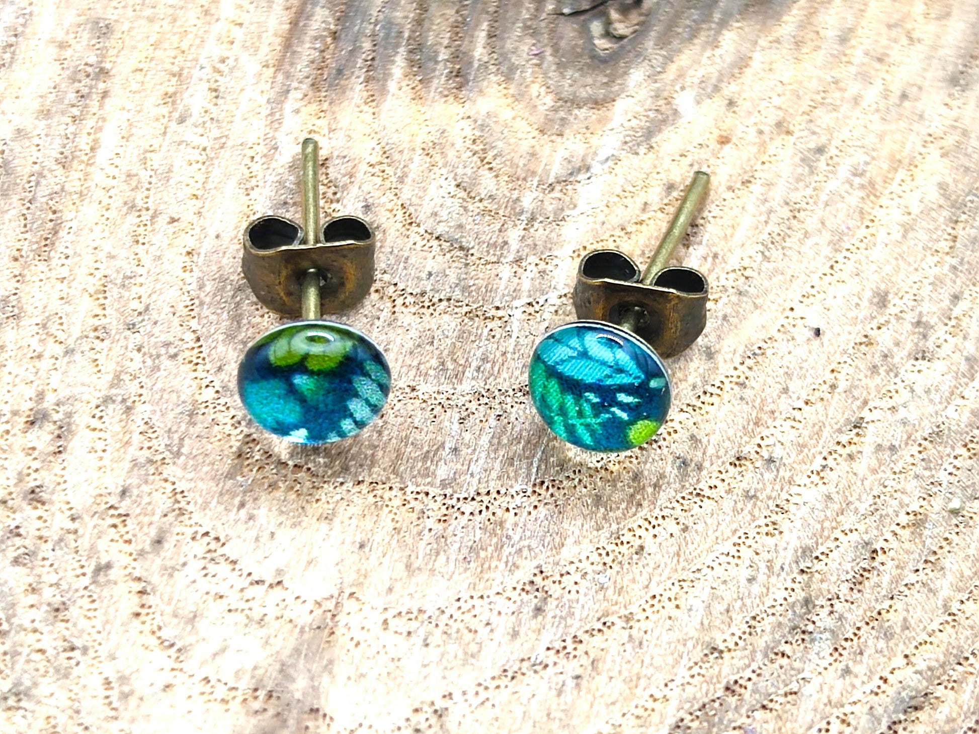 Clous d'oreille de 5mm de diamètre en résine sur imprimé, motif asymétrique, fait main