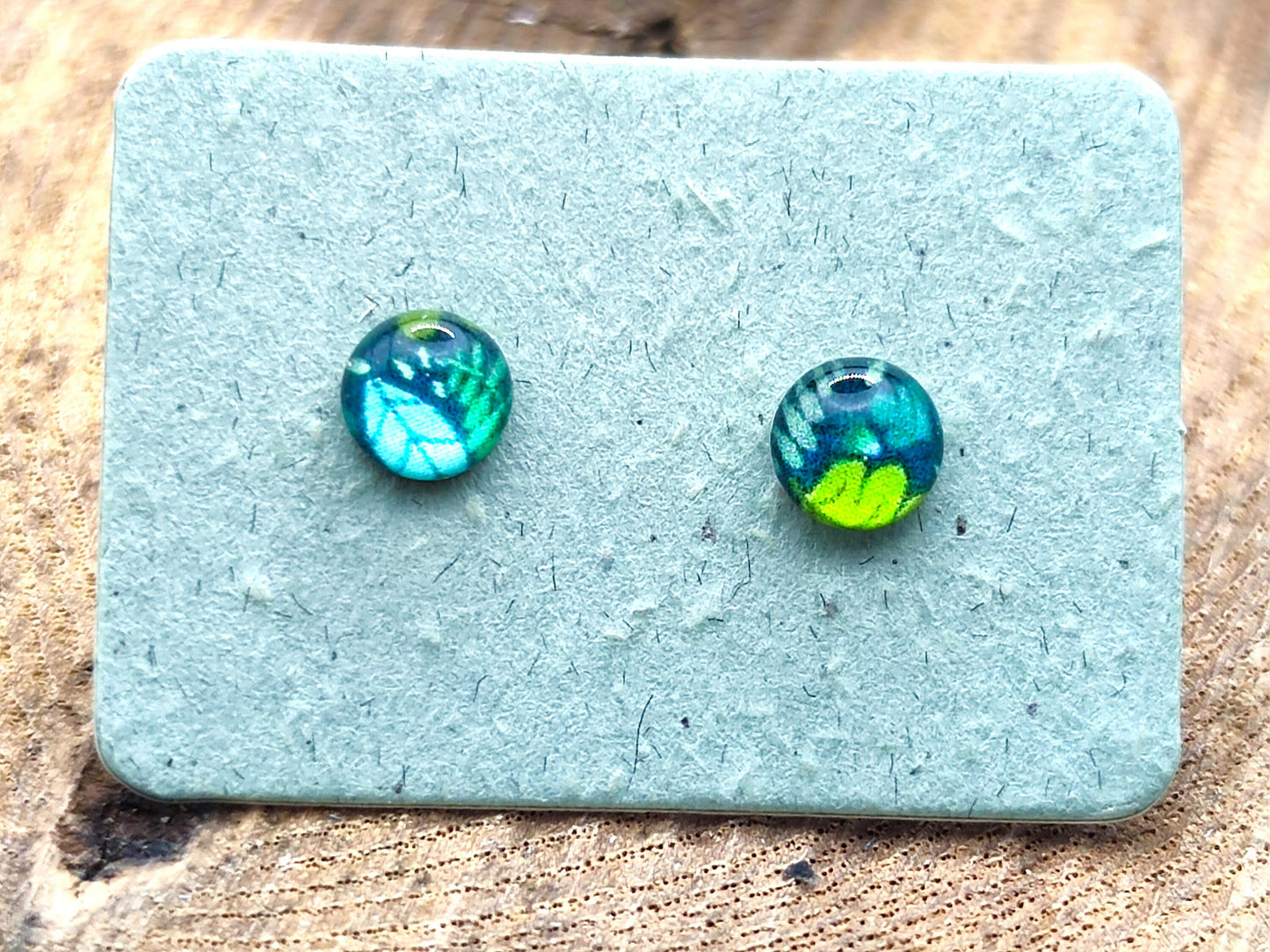 Clous d'oreille de 5mm de diamètre en résine sur imprimé, motif asymétrique, fait main