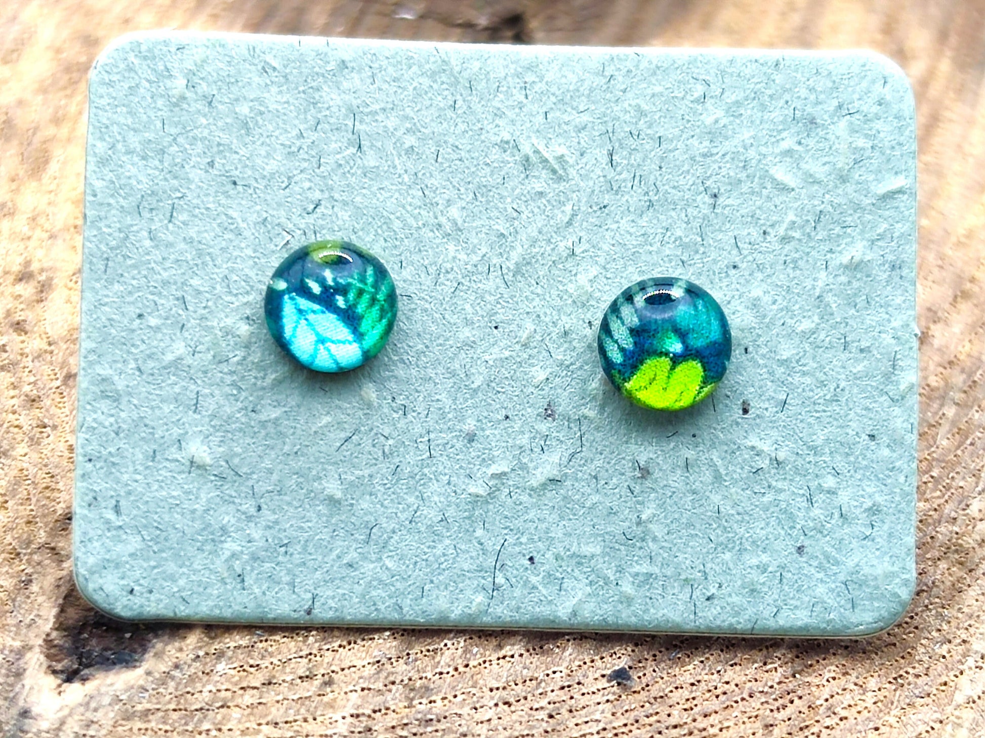Clous d'oreille de 5mm de diamètre en résine sur imprimé, motif asymétrique, fait main