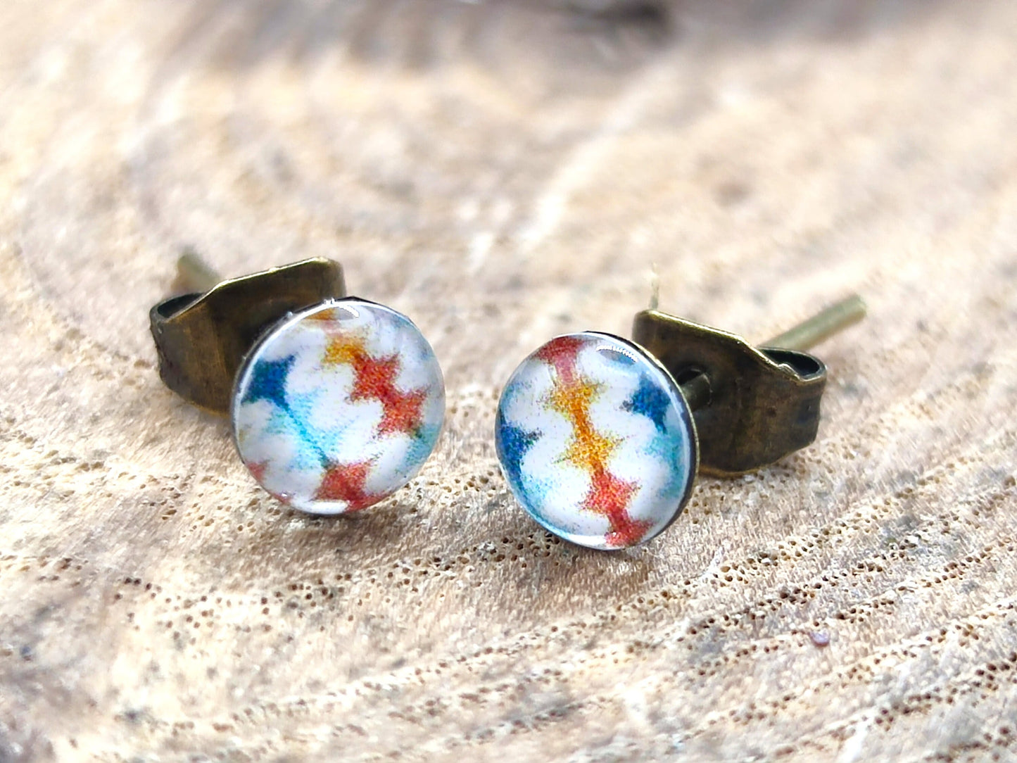 Clous d'oreille de 5mm de diamètre en résine sur imprimé, motif asymétrique, fait main