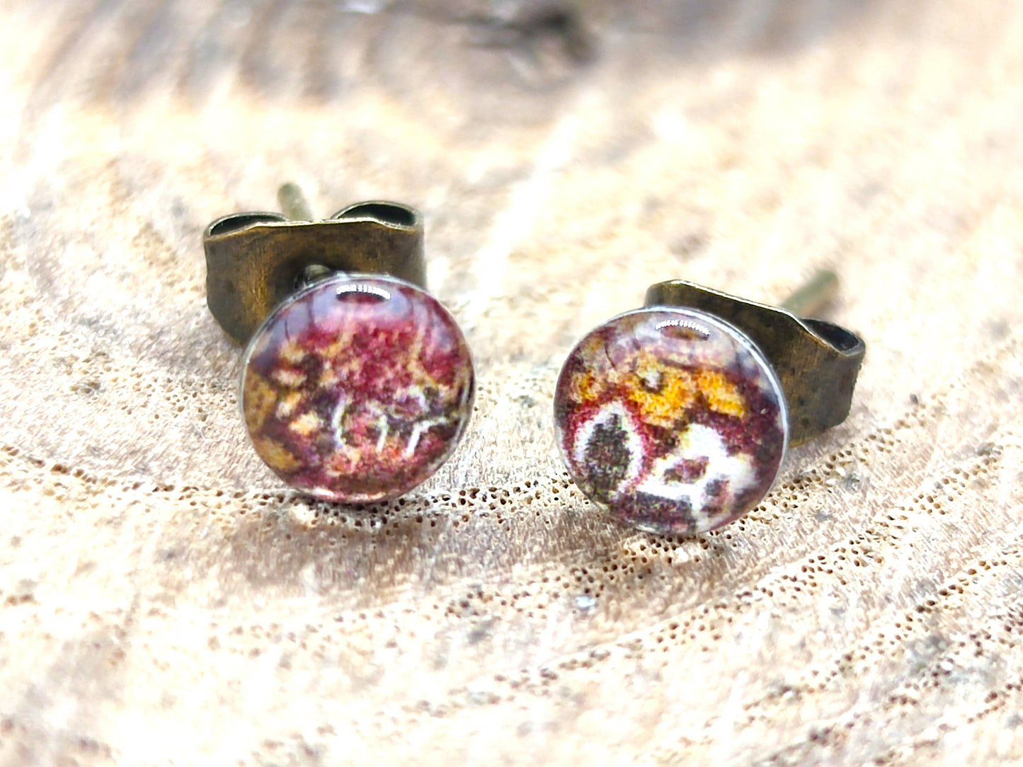 Clous d'oreille de 5mm de diamètre en résine sur imprimé, motif asymétrique, fait main