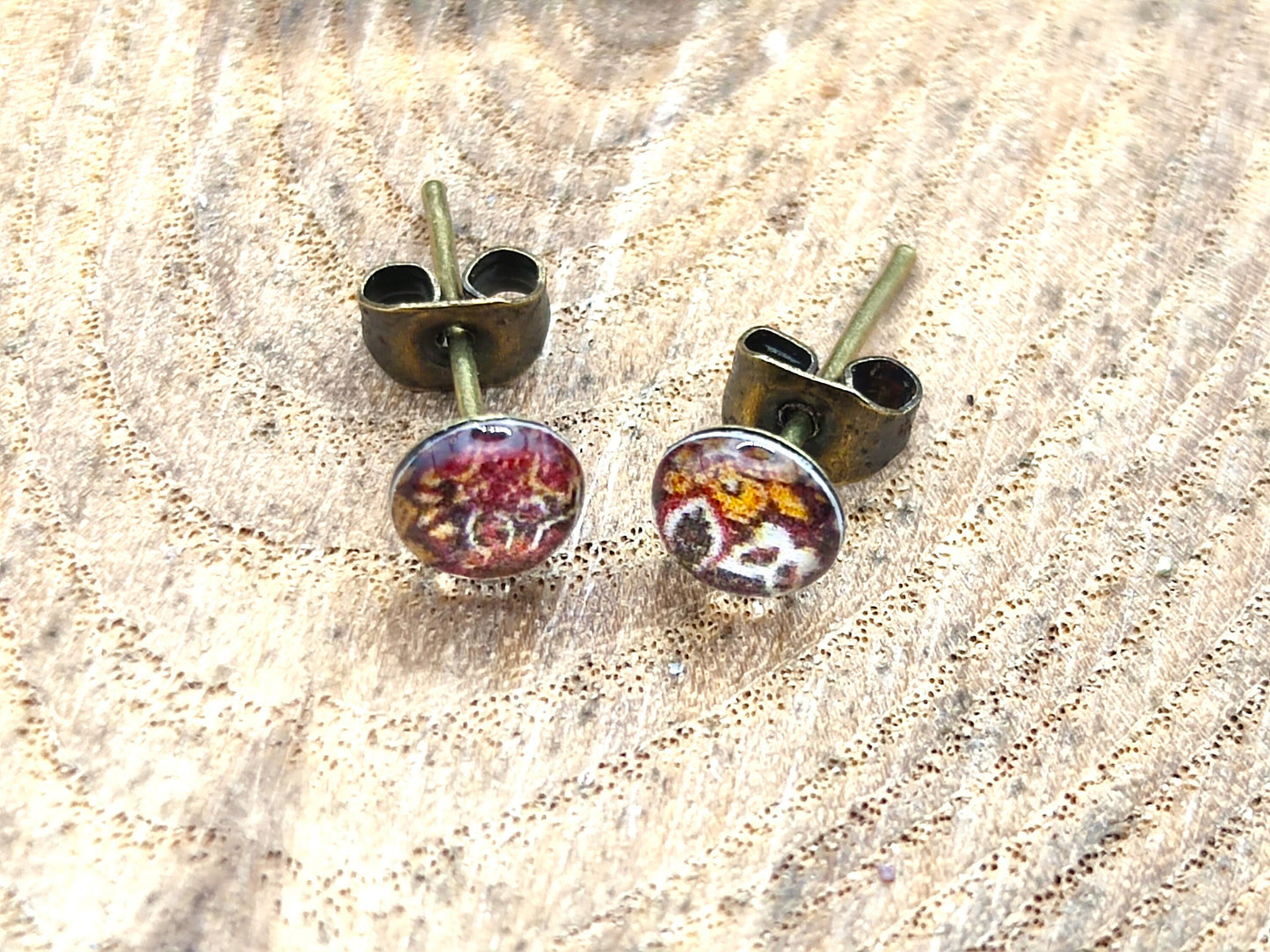 Clous d'oreille de 5mm de diamètre en résine sur imprimé, motif asymétrique, fait main