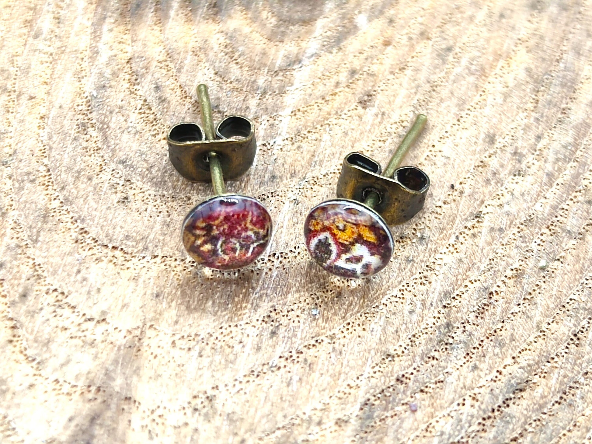 Clous d'oreille de 5mm de diamètre en résine sur imprimé, motif asymétrique, fait main