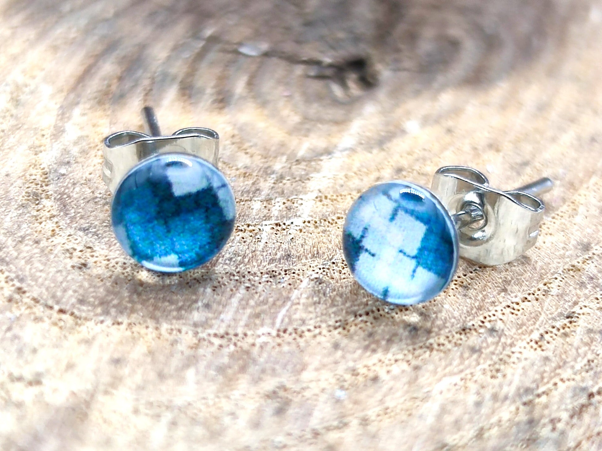 Clous d'oreille de 5mm de diamètre en résine sur imprimé, motif asymétrique, fait main