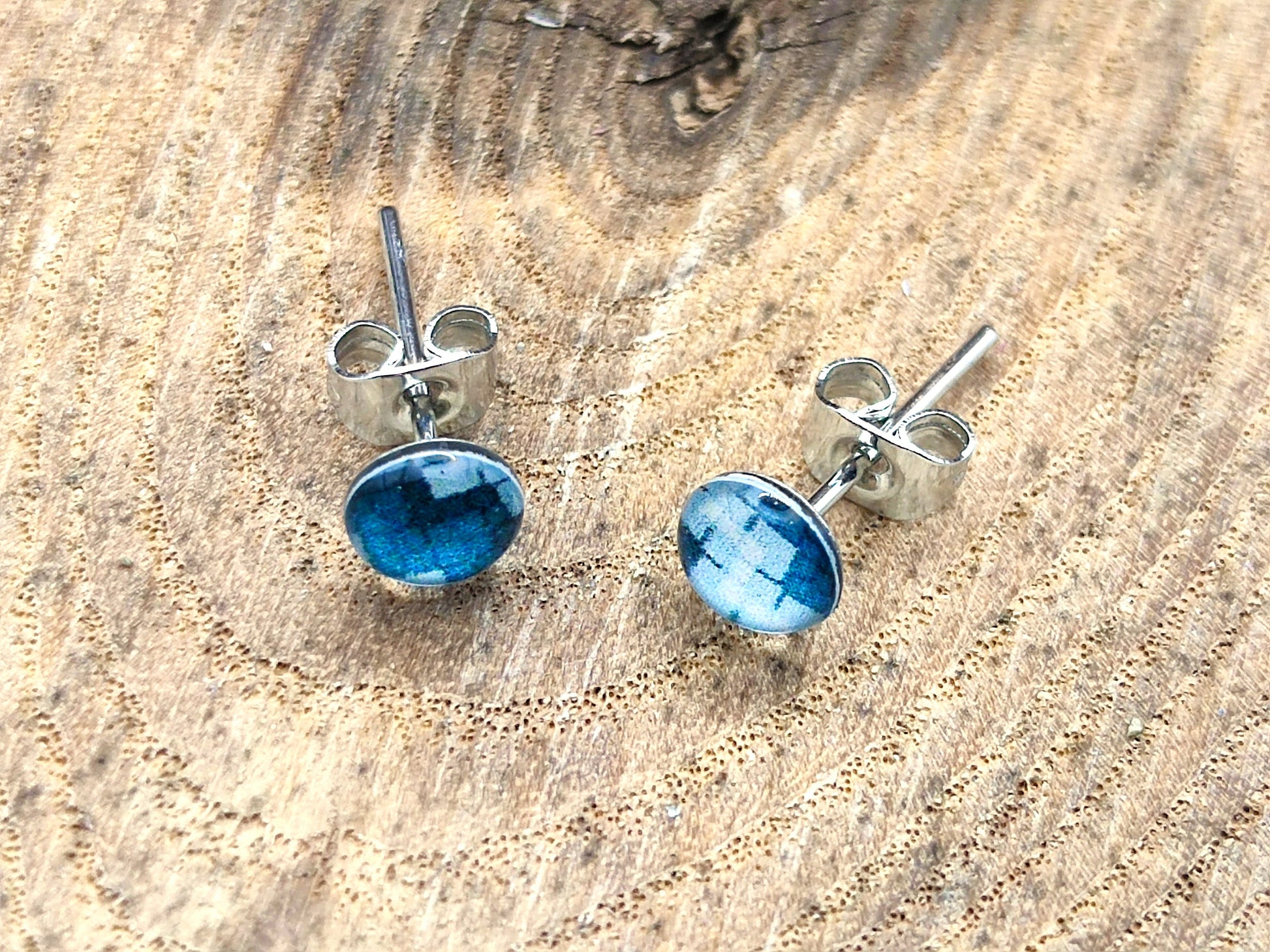 Clous d'oreille de 5mm de diamètre en résine sur imprimé, motif asymétrique, fait main